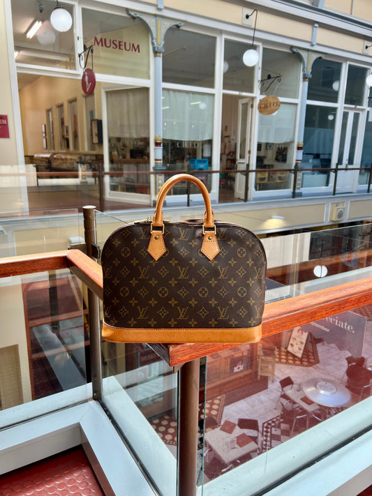 Pre-loved Louis Vuitton Alma Leather Handbag PM 32cm 90s
