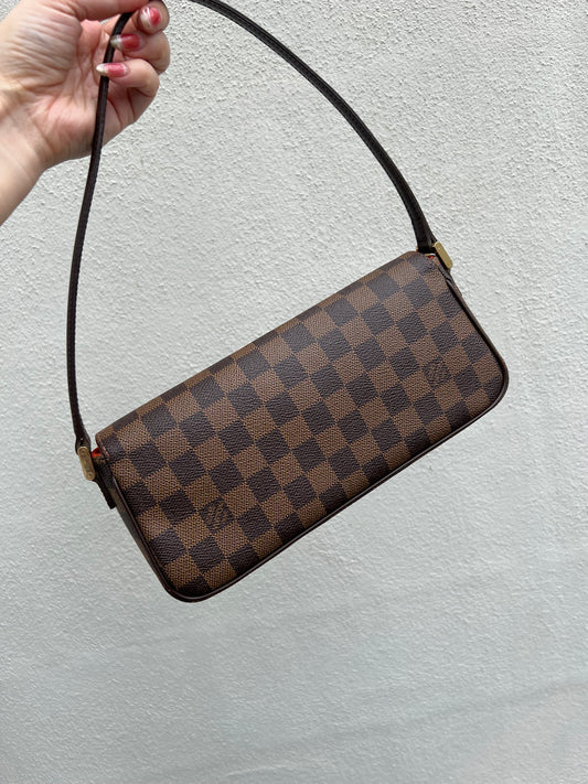 Pre-loved Louis Vuitton
Damier Ebène Recoleta Shoulder Bag 2004