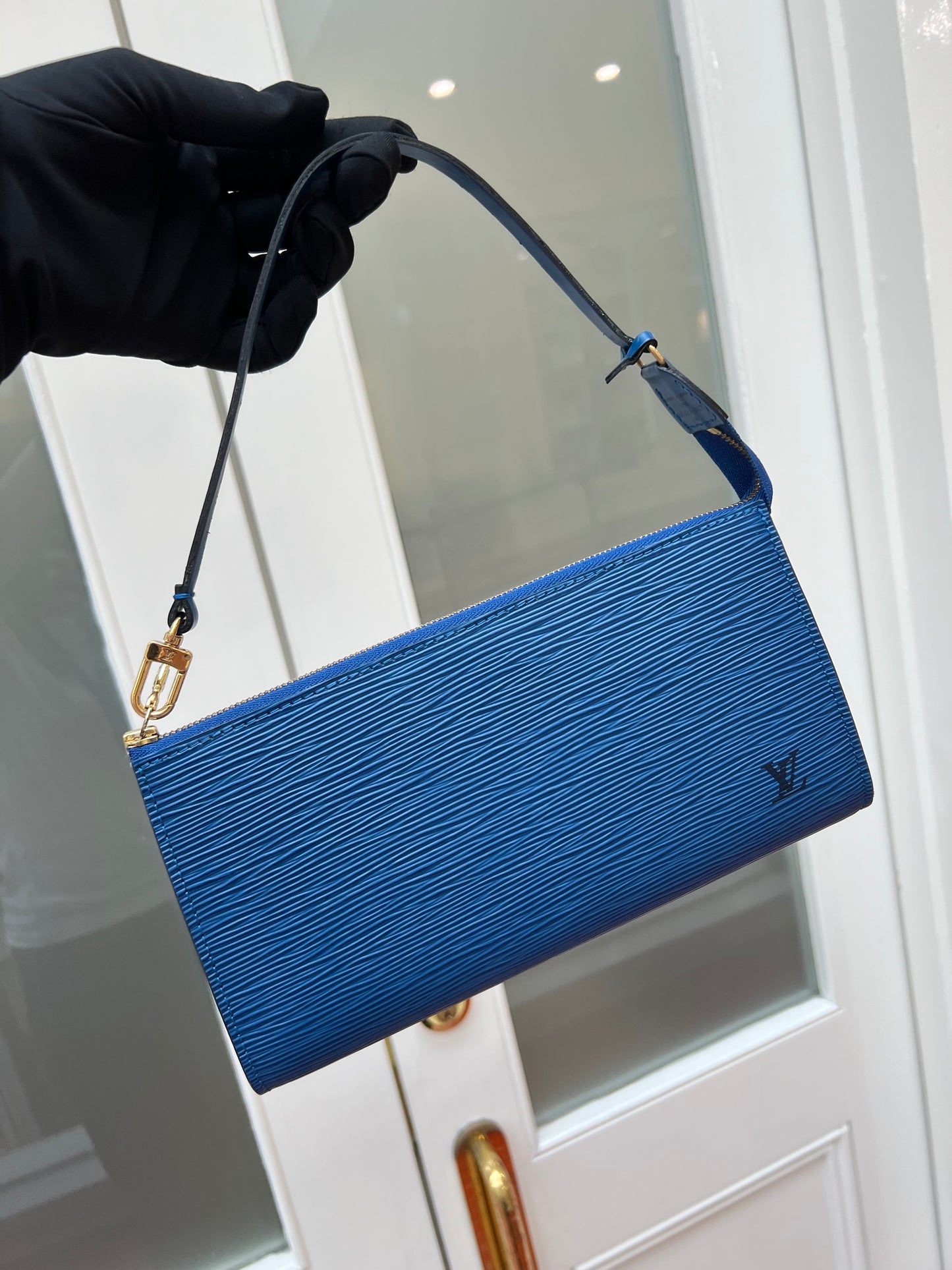 Pre-loved Louis Vuitton Pochette Accessoire EPI Leather Handbag Blue 1996