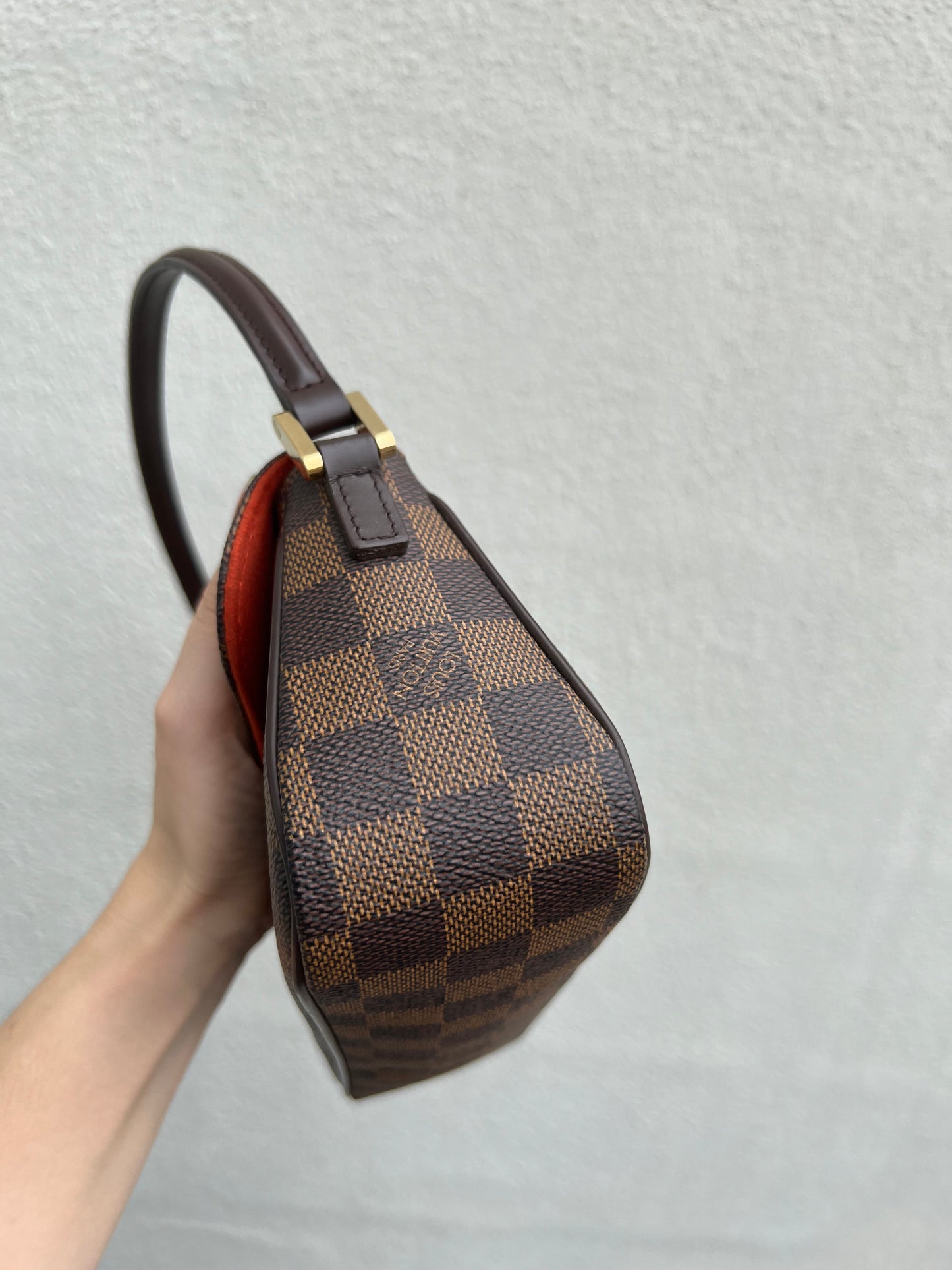 Pre-loved Louis Vuitton
Damier Ebène Recoleta Shoulder Bag 2004