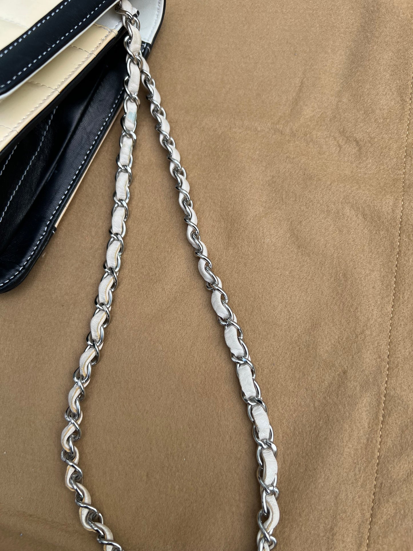 Pre-loved Chanel Patent Leather Shoulder Bag