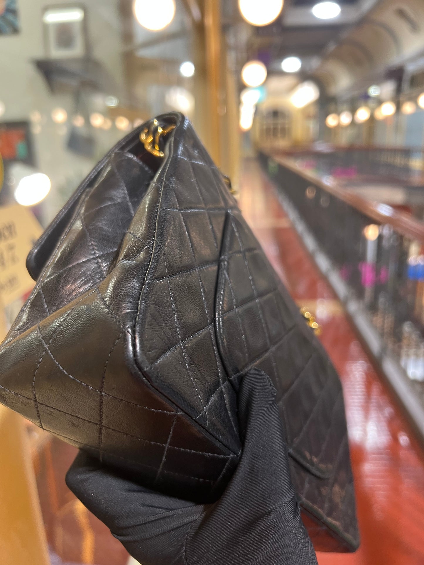 Pre-loved Chanel Vintage Classic Flat Leather Medium crossbody Bag 25cm Black