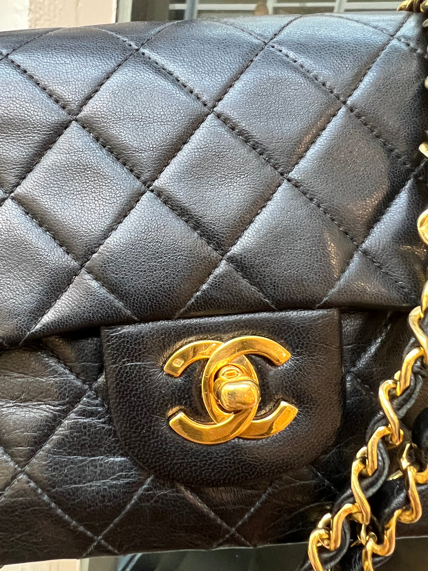 Pre-loved Chanel Vintage Classic Double Flat Leather crossbody Bag 23cm Black