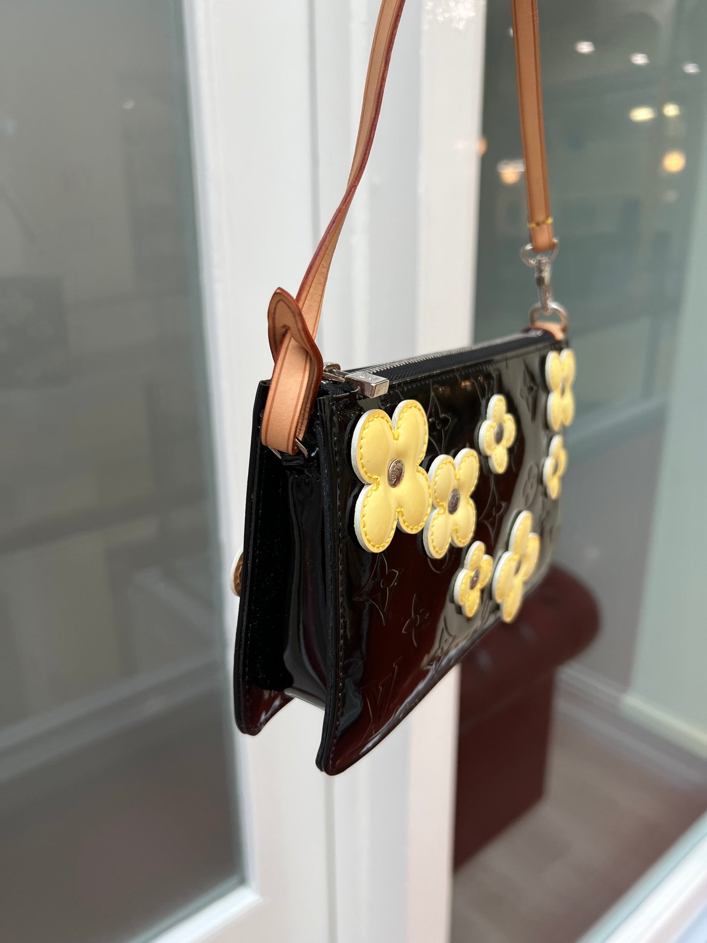Pre-loved Louis Vuitton Lexington Fleurs' pochette Accessoire Patent Leather Handbag Flowers