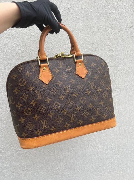Pre-loved Louis Vuitton Alma Leather Handbag PM 32cm 2001