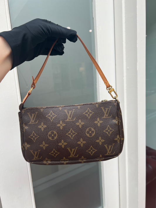 Pre-loved Authentic Louis Vuitton Pochette Accessoire Handbag