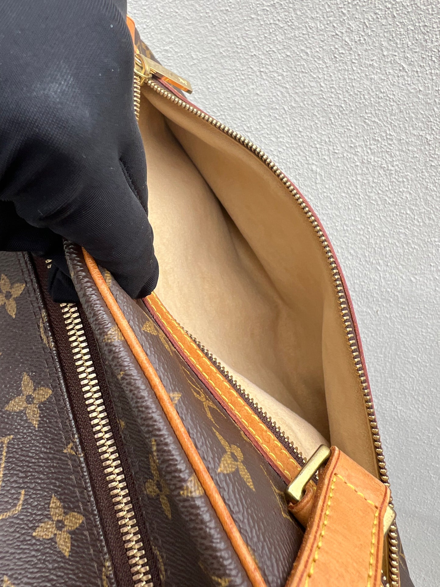 Pre-loved LOUIS VUITTON
Monogram Cite GM Bag 2003