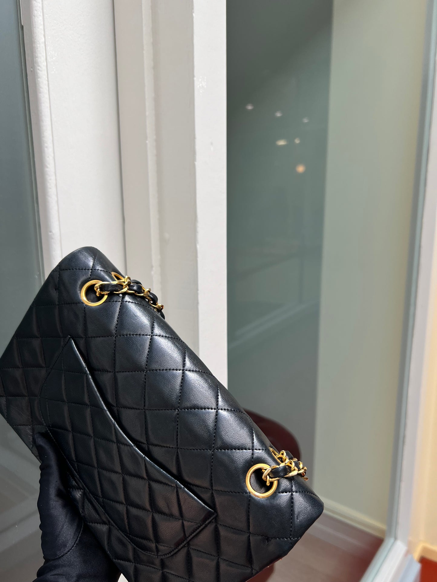 Pre-loved Chanel Vintage Classic Flap Lambskin Medium crossbody Bag 25cm Black