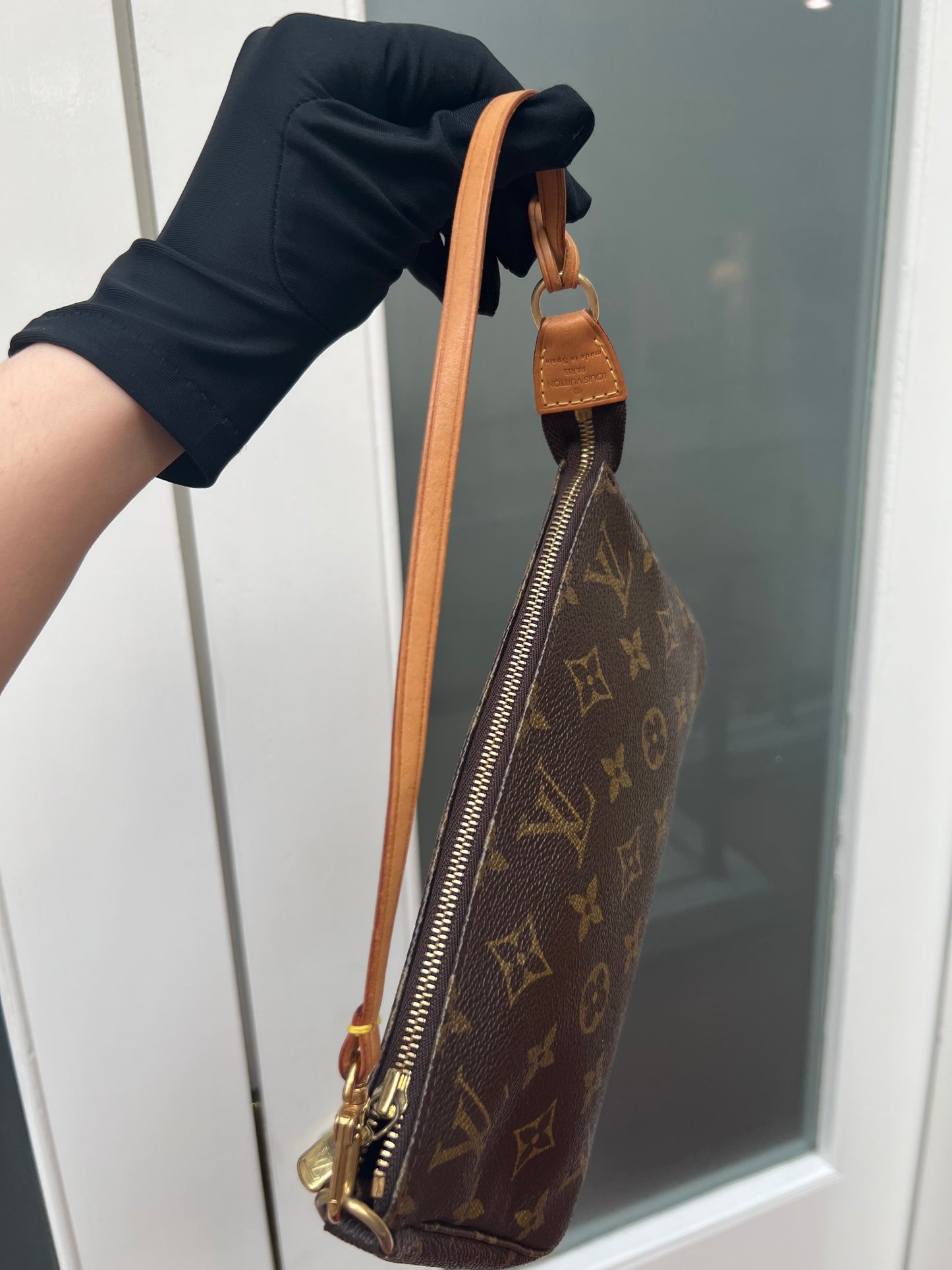 Pre-loved Authentic Louis Vuitton Pochette Accessoire Handbag
