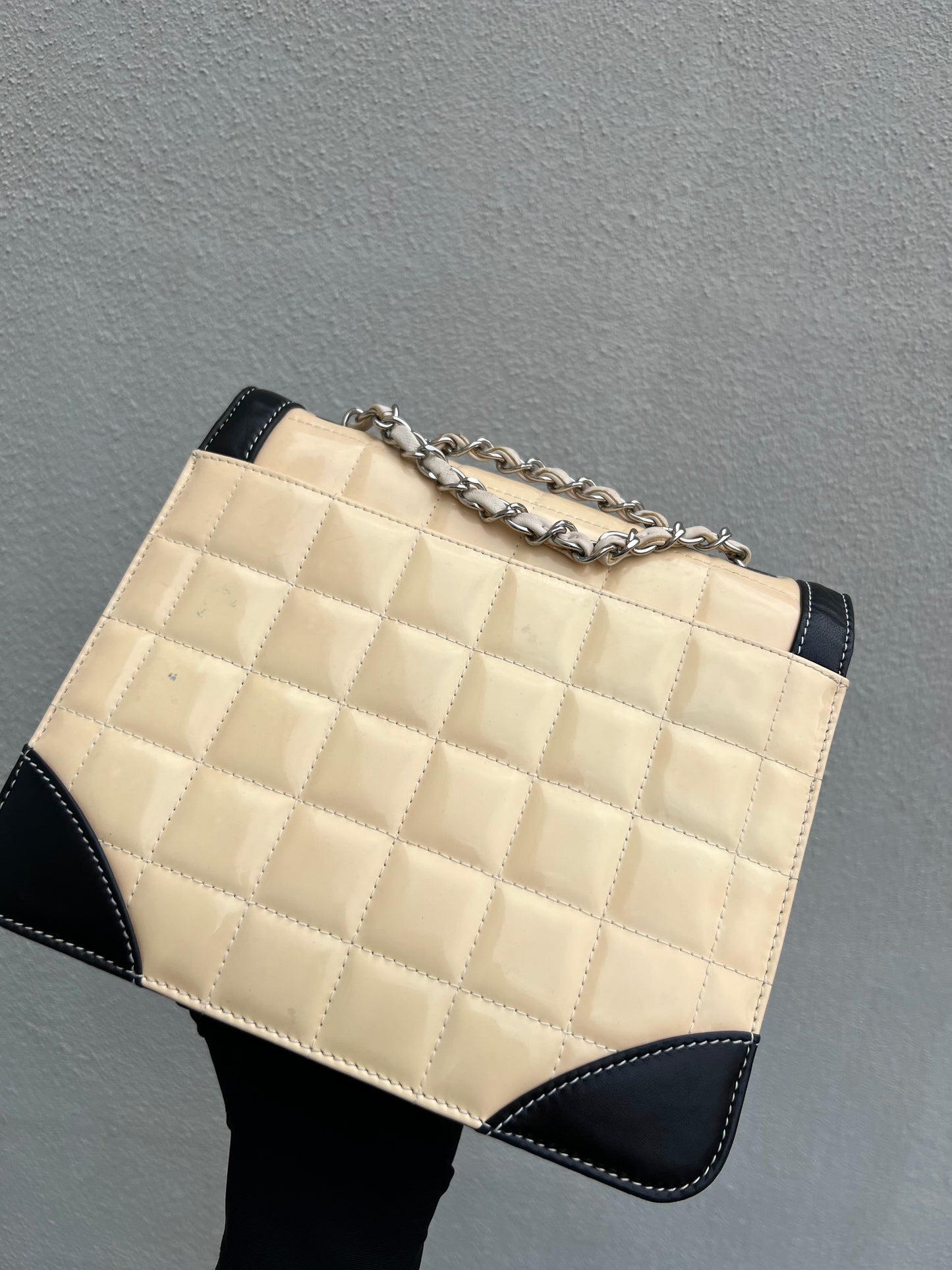Pre-loved Chanel Patent Leather Shoulder Bag