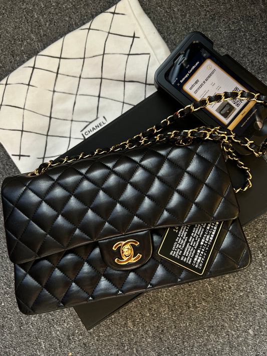 Pre-loved Chanel Vintage Classic Flat Leather Medium crossbody Bag 25cm Black 2011