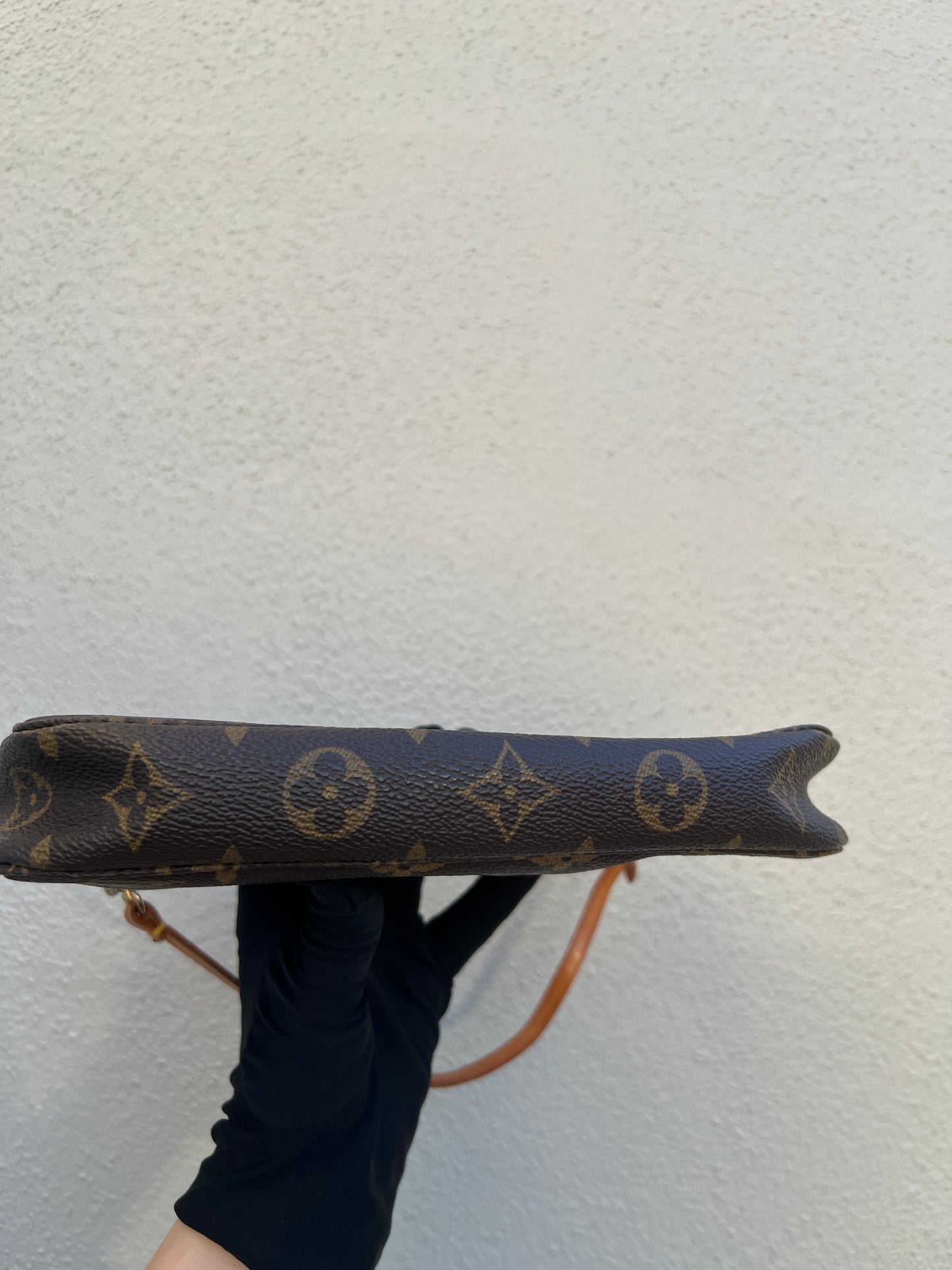 Pre-loved Authentic Louis Vuitton Pochette Accessoire Handbag 1998