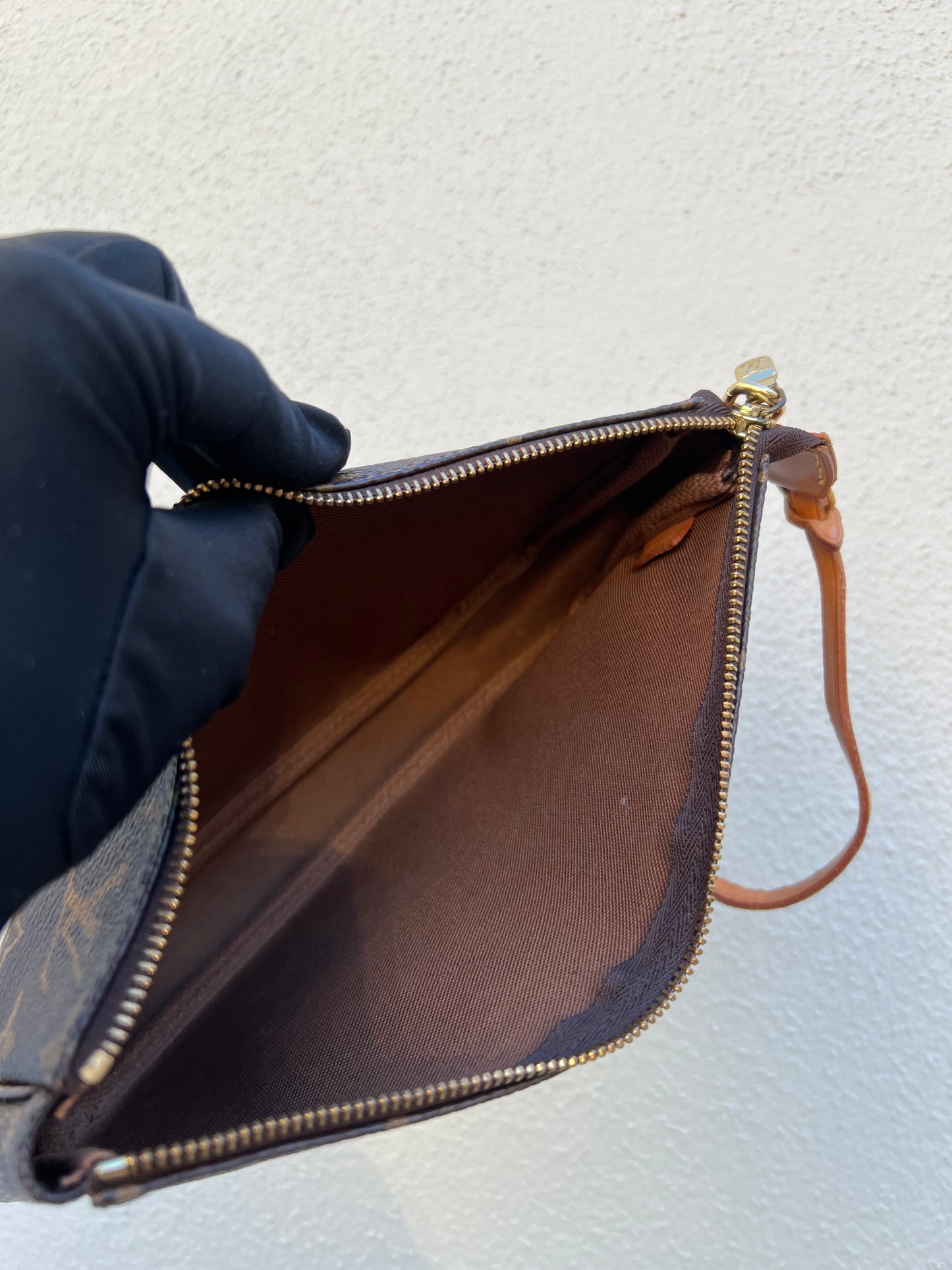 Pre-loved Authentic Louis Vuitton Pochette Accessoire Handbag 1998