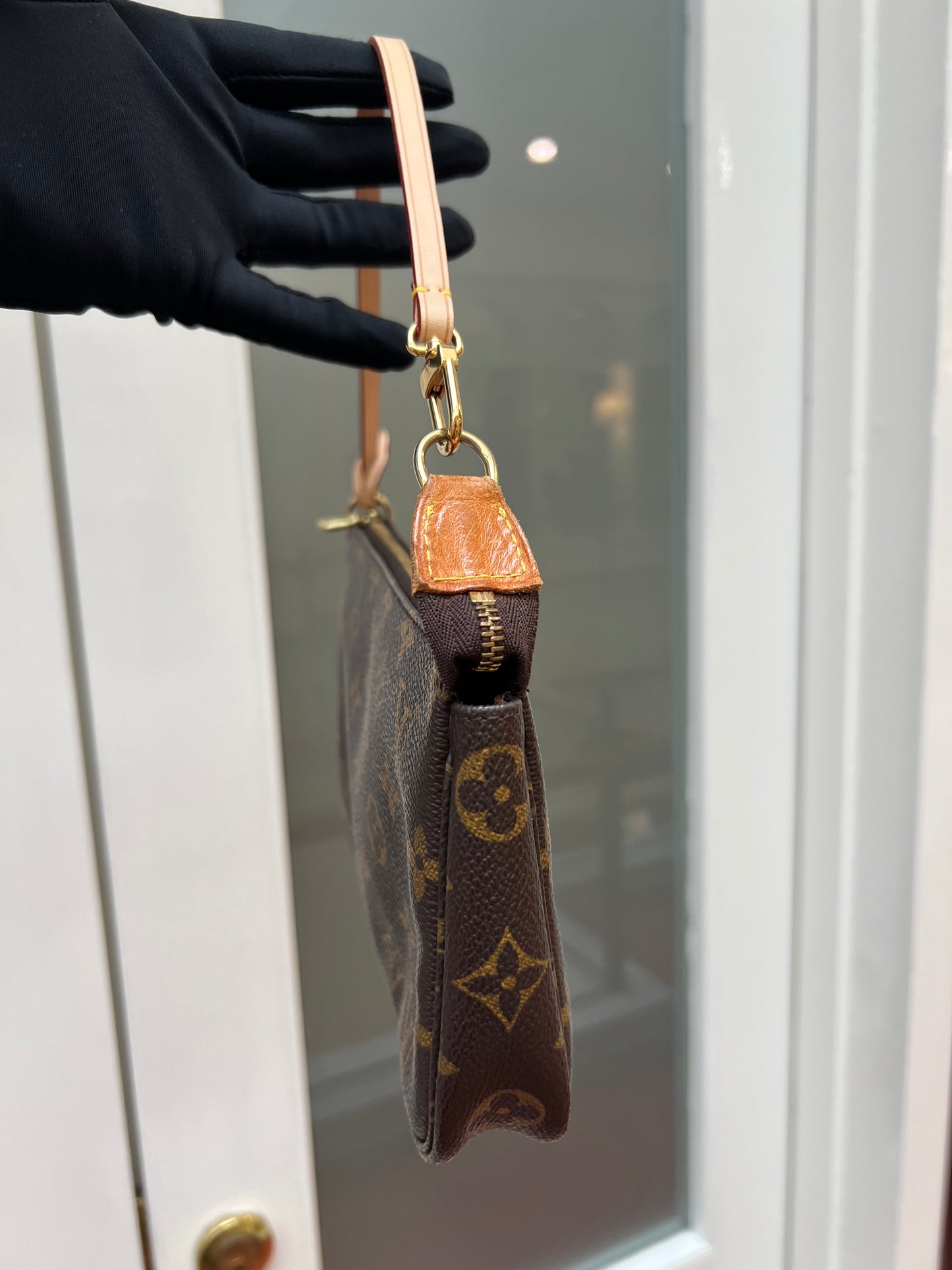 Pre-loved Authentic Louis Vuitton Pochette Accessoire Handbag