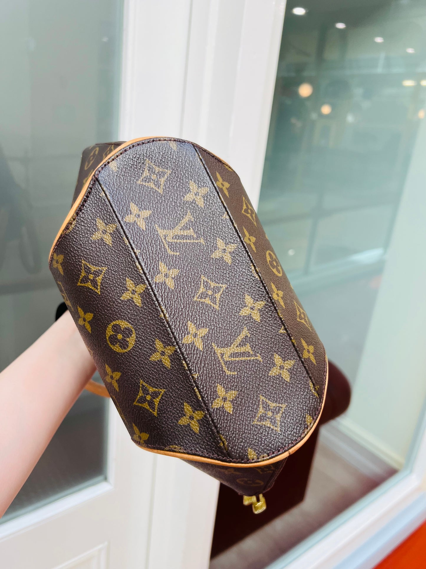 Pre-loved Louis Vuitton Vintage Ellipse PM Monogram Handbag 1998