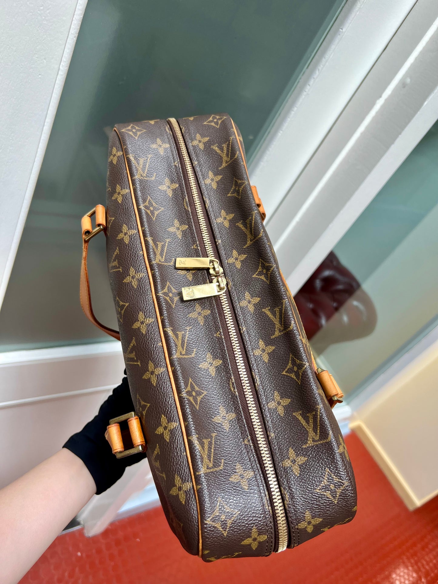 Pre-loved LOUIS VUITTON
Monogram Cite GM Bag 2003