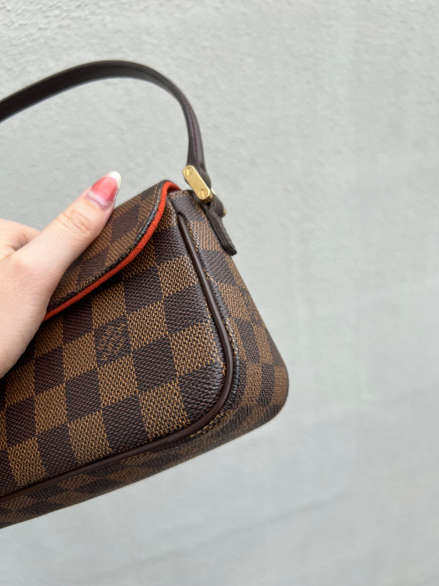 Pre-loved Louis Vuitton
Damier Ebène Recoleta Shoulder Bag 2004