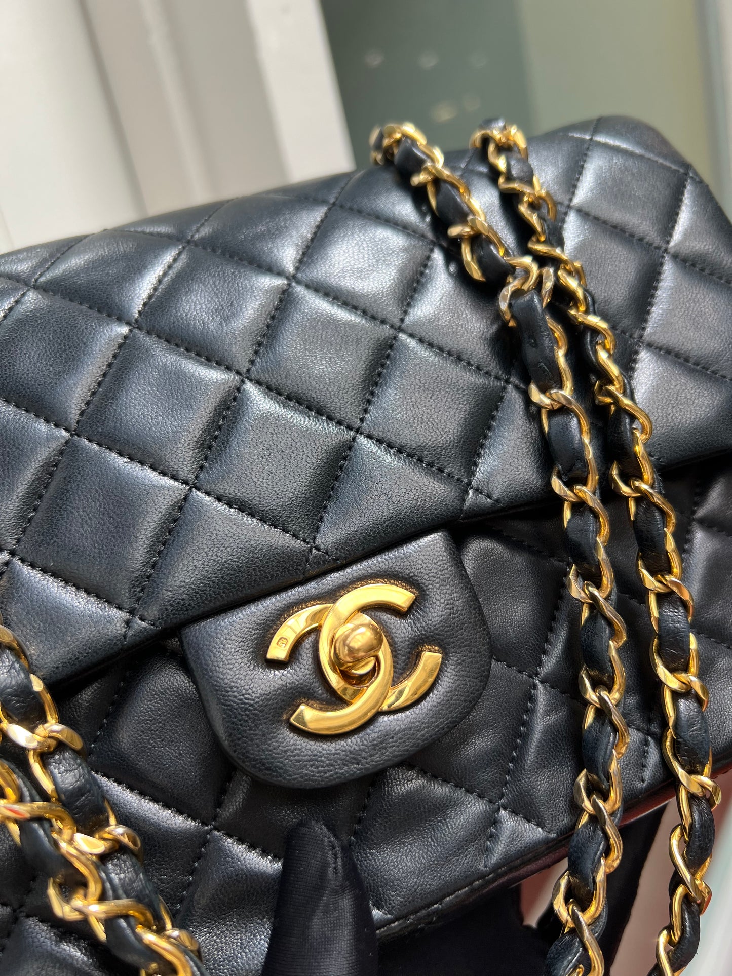 Pre-loved Chanel Vintage Classic Flap Lambskin Medium crossbody Bag 25cm Black
