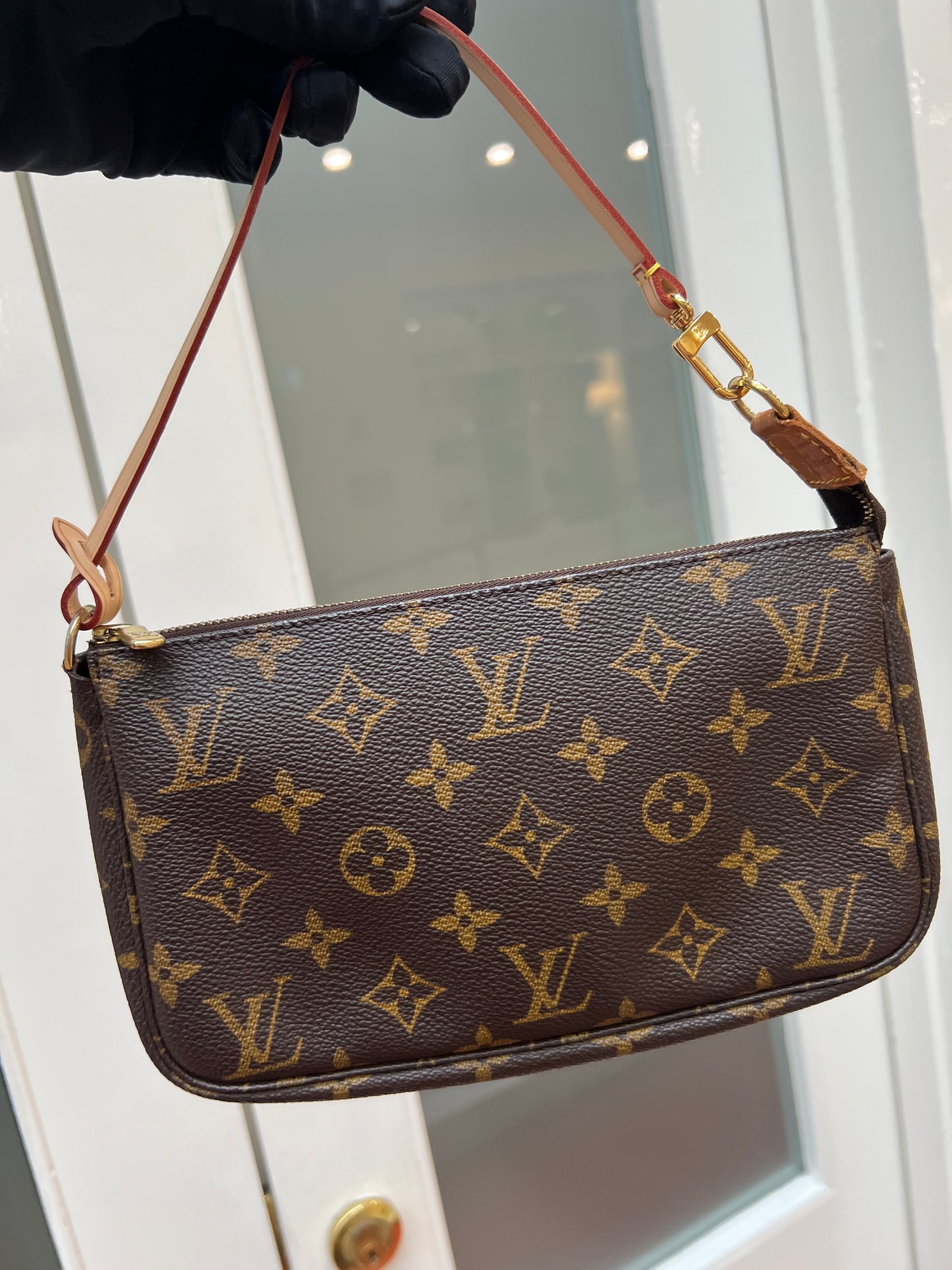 Pre-loved Authentic Louis Vuitton Pochette Accessoire Handbag