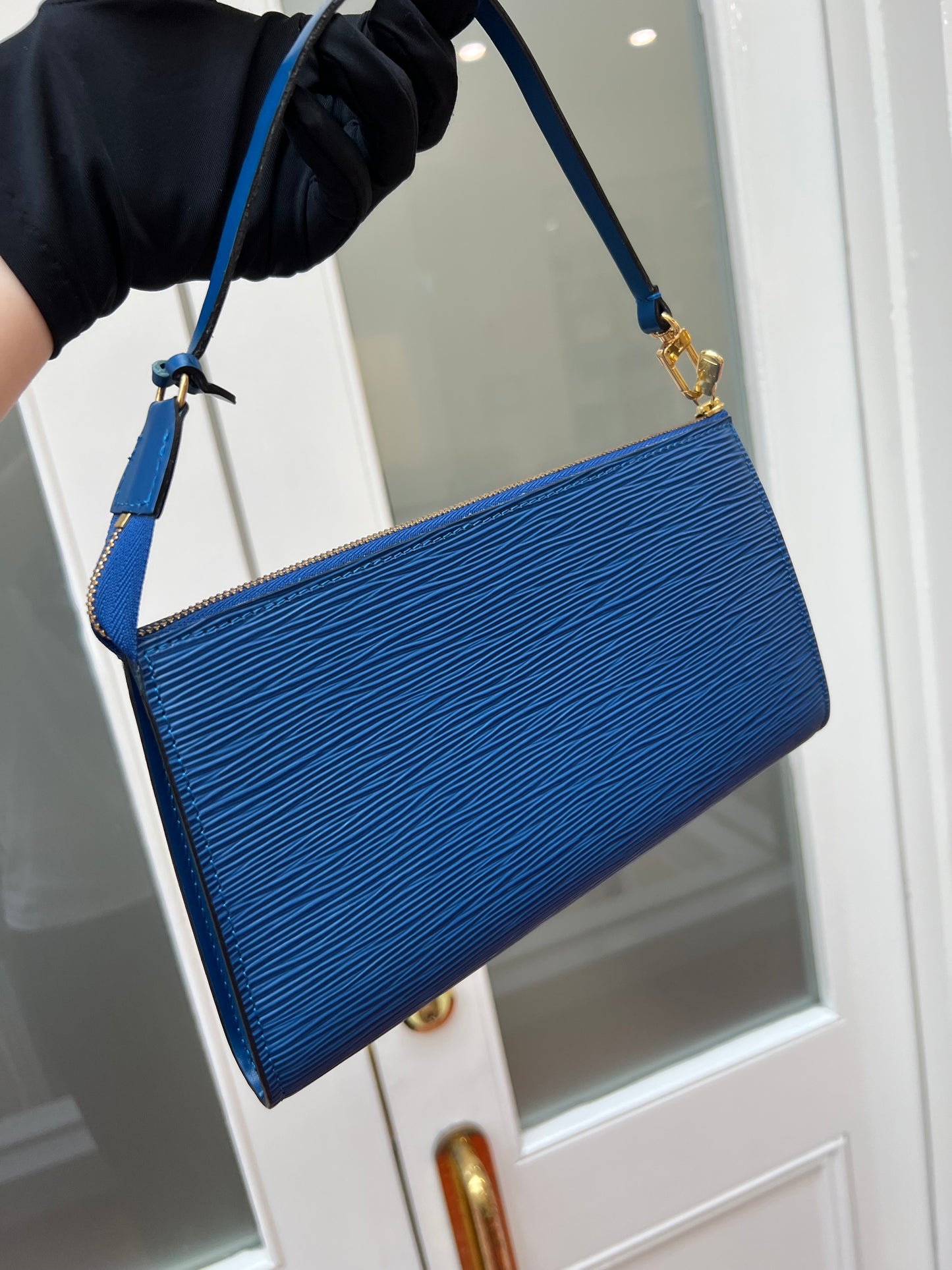 Pre-loved Louis Vuitton Pochette Accessoire EPI Leather Handbag Blue 1996