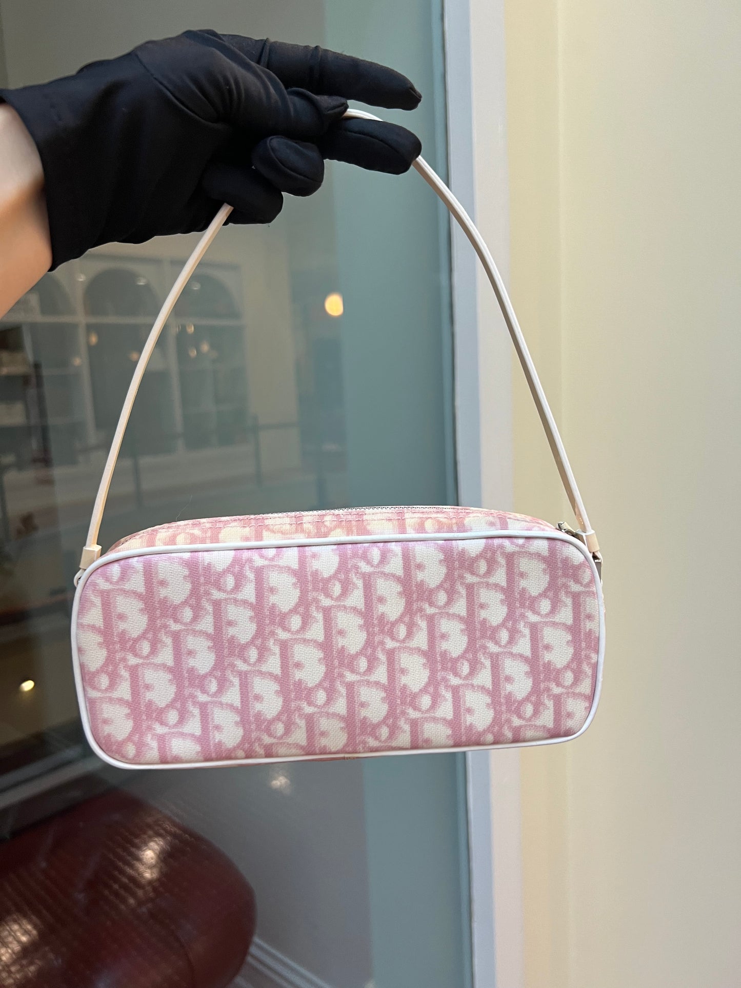 Pre-loved Christian Dior Sacs
A Main Trotter Toile Monogramme Oblique Pochette 2004
