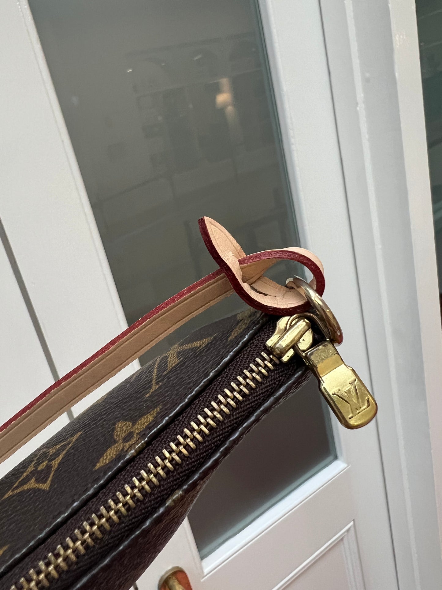 Pre-loved Authentic Louis Vuitton Pochette Accessoire Handbag