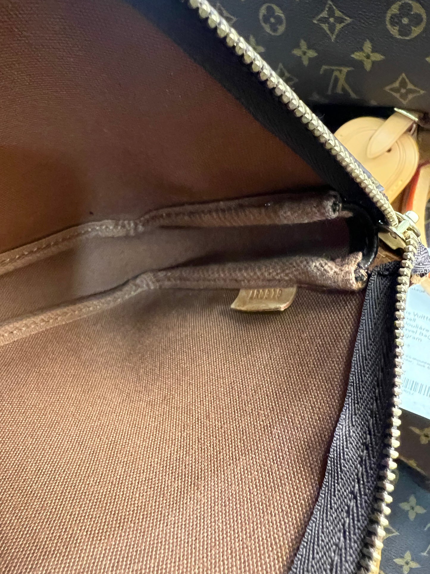 Pre-loved Authentic Louis Vuitton Pochette Accessoire Handbag