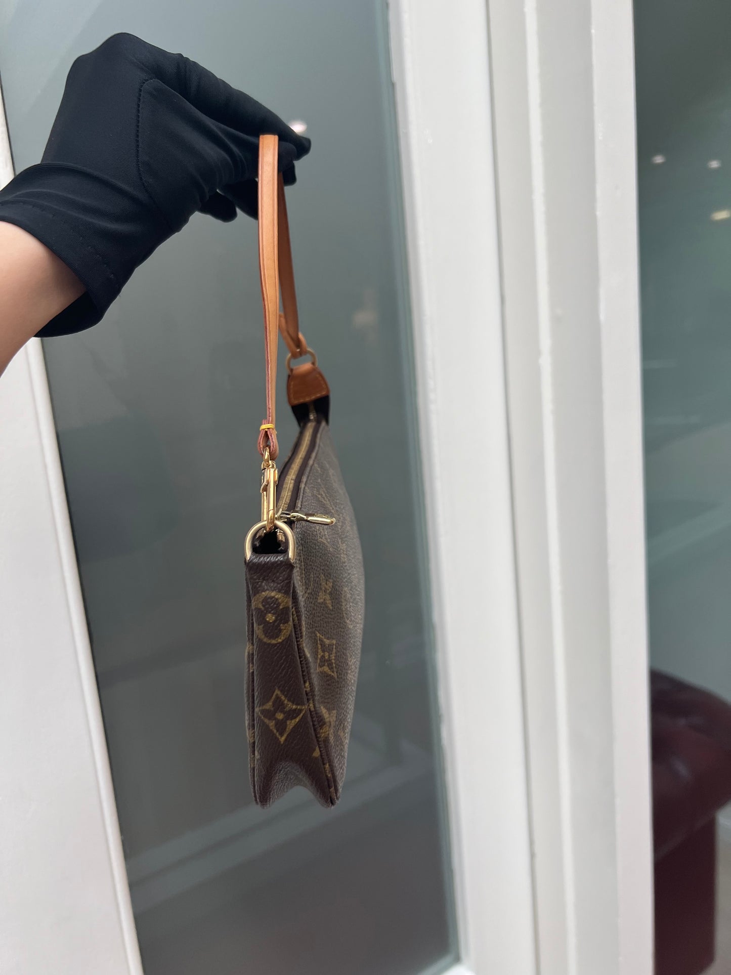 Pre-loved Authentic Louis Vuitton Pochette Accessoire Handbag