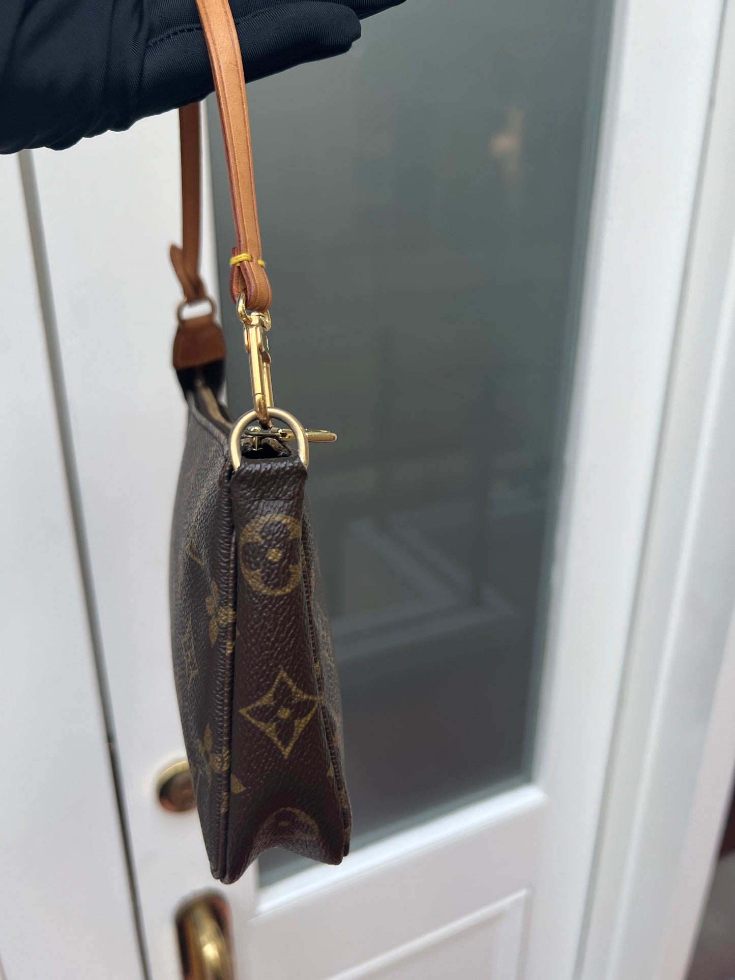 Pre-loved Authentic Louis Vuitton Pochette Accessoire Handbag