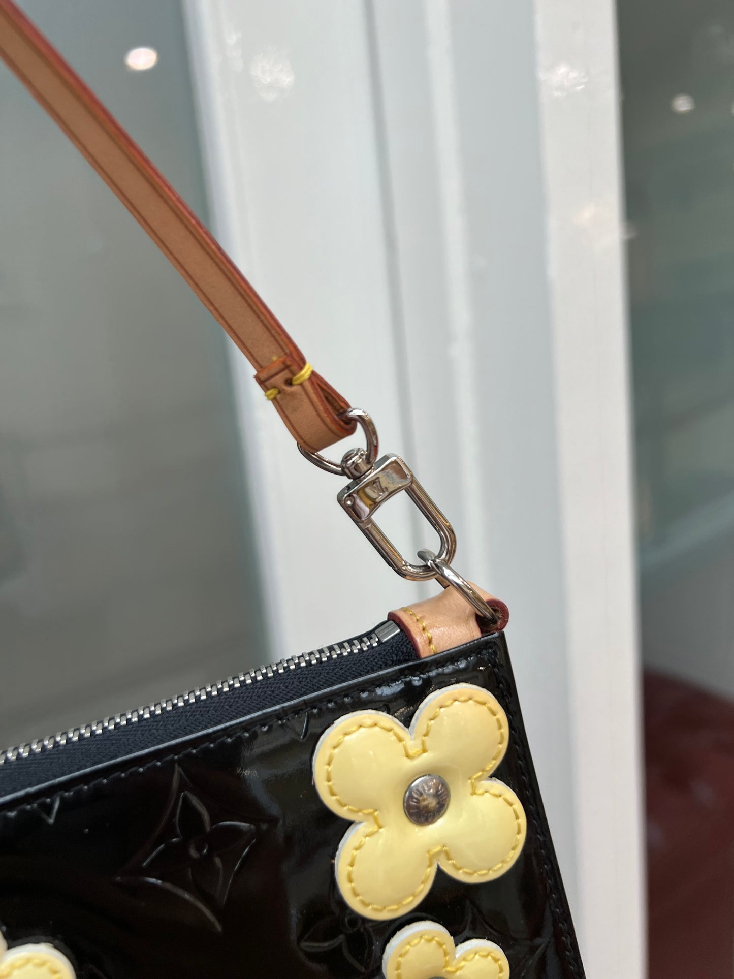 Pre-loved Louis Vuitton Lexington Fleurs' pochette Accessoire Patent Leather Handbag Flowers