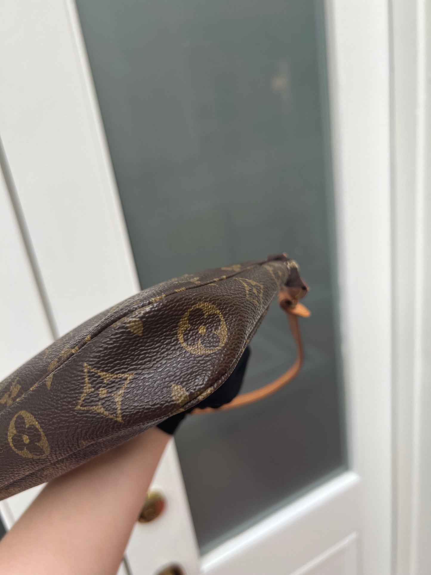 Pre-loved Authentic Louis Vuitton Pochette Accessoire Handbag