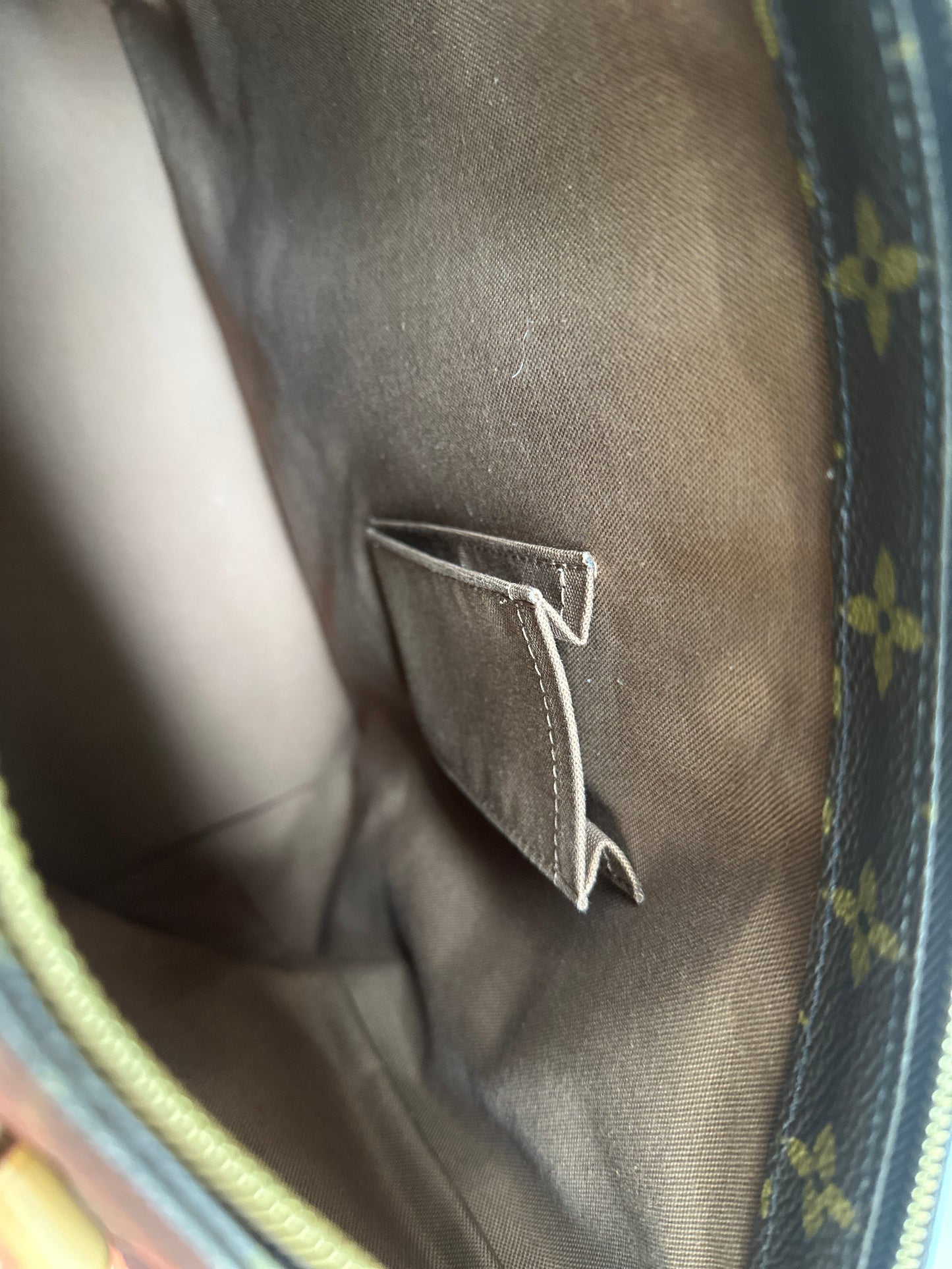 Pre-loved Louis Vuitton
Kabamezo Cabas Mezzo Tote Bag 2002 monogram
