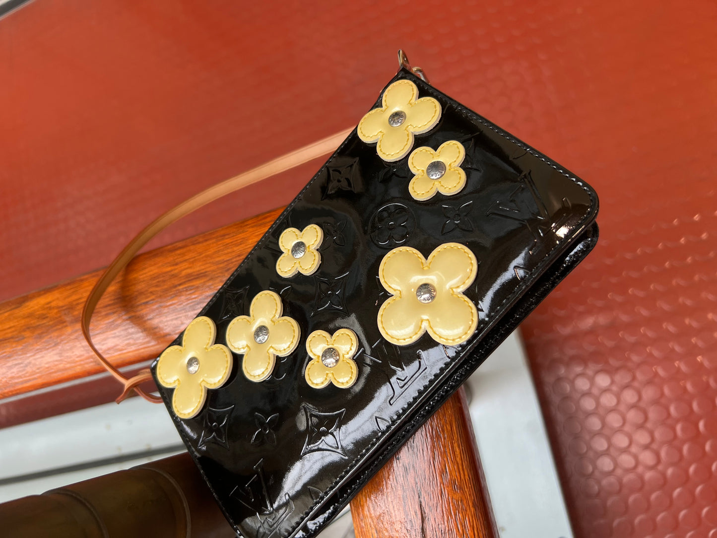 Pre-loved Louis Vuitton Lexington Fleurs' pochette Accessoire Patent Leather Handbag Flowers