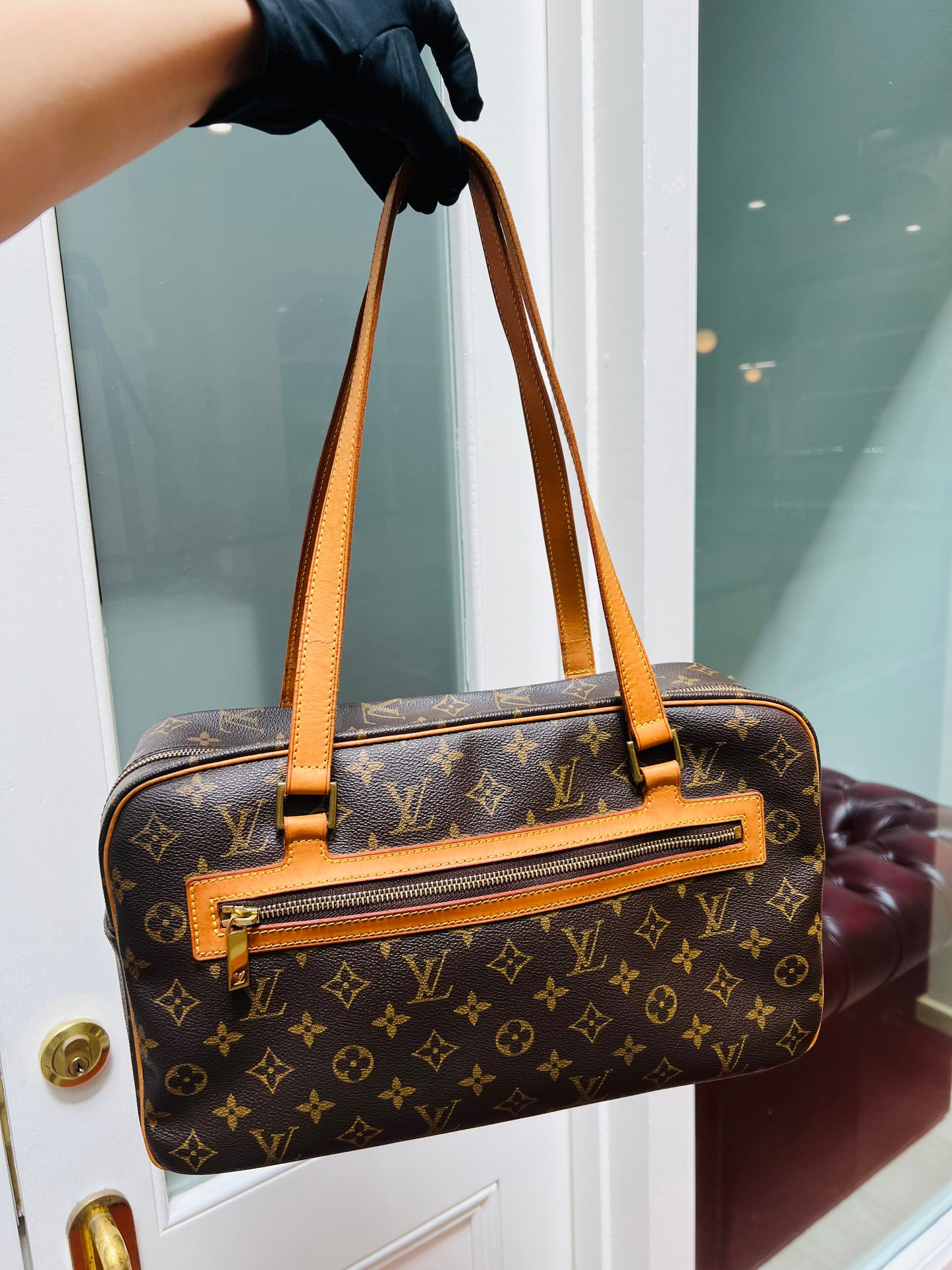 Pre-loved LOUIS VUITTON
Monogram Cite GM Bag 2003