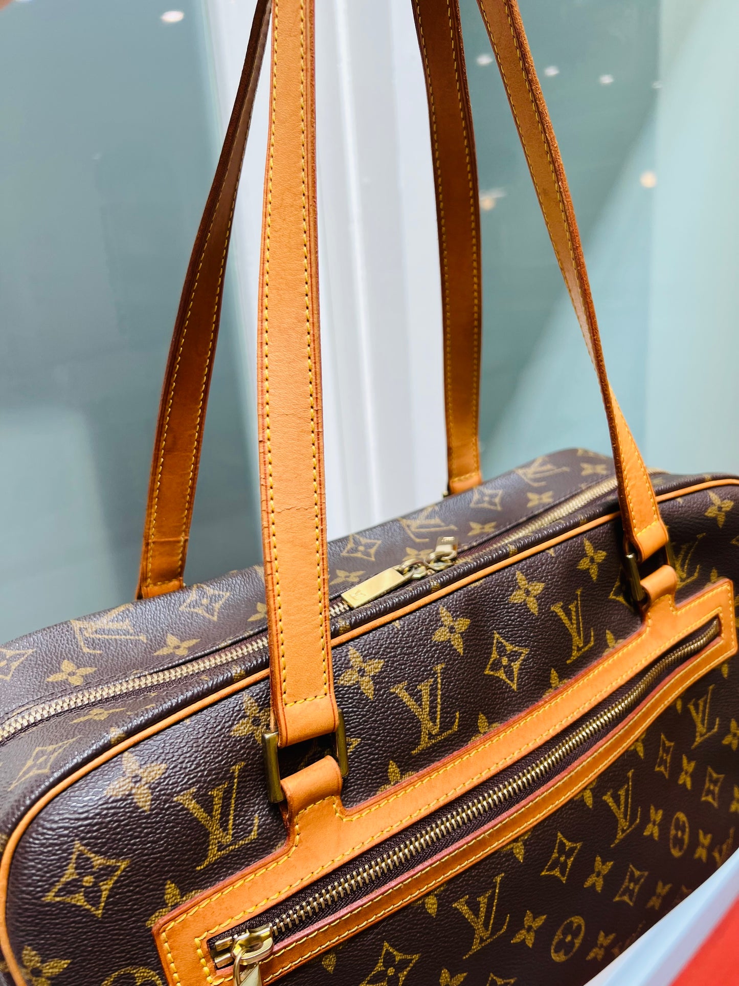 Pre-loved LOUIS VUITTON
Monogram Cite GM Bag 2003
