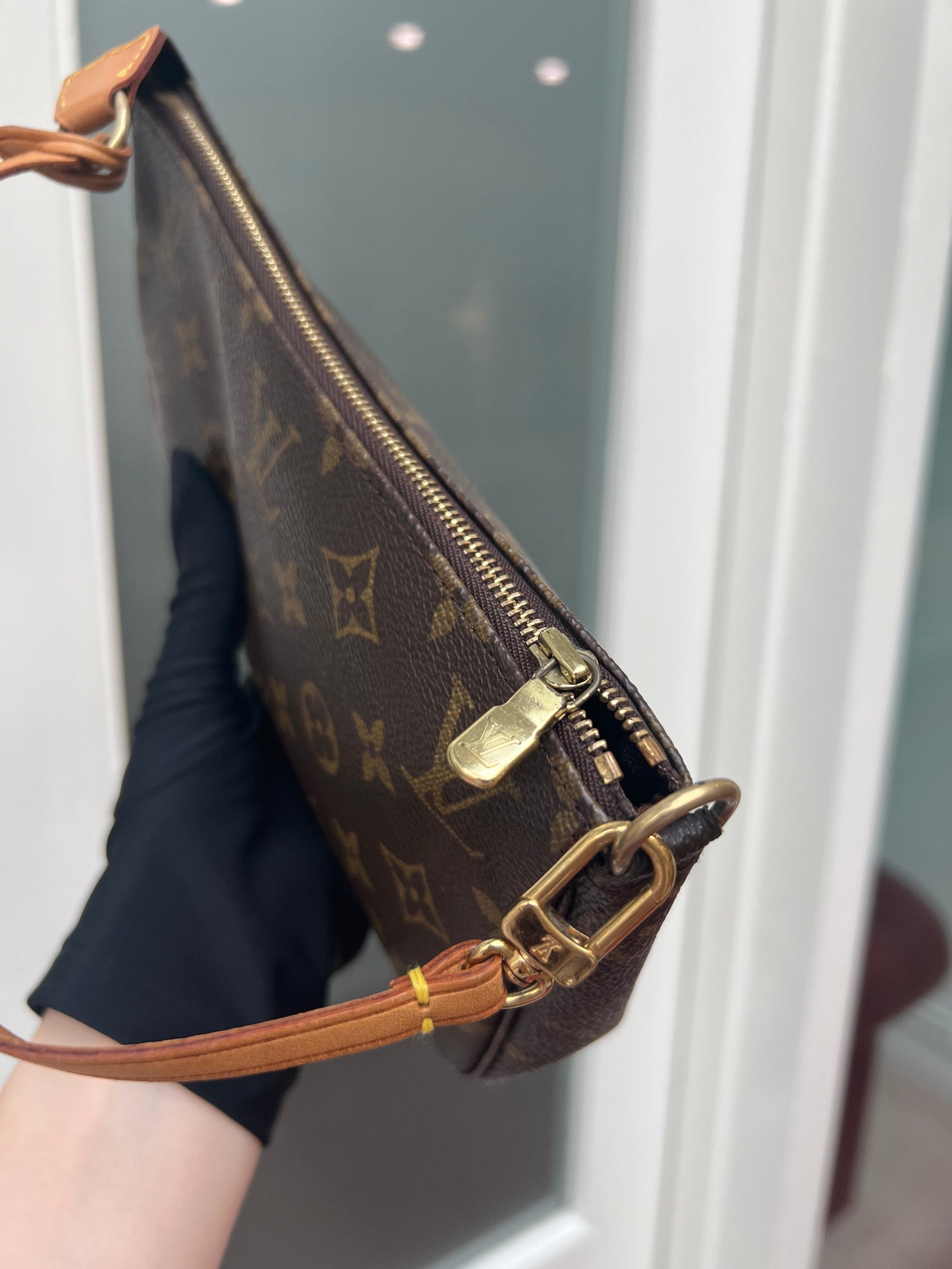Pre-loved Authentic Louis Vuitton Pochette Accessoire Handbag