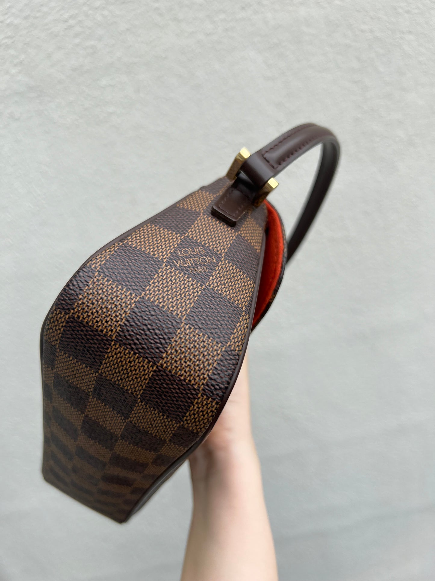 Pre-loved Louis Vuitton
Damier Ebène Recoleta Shoulder Bag 2004