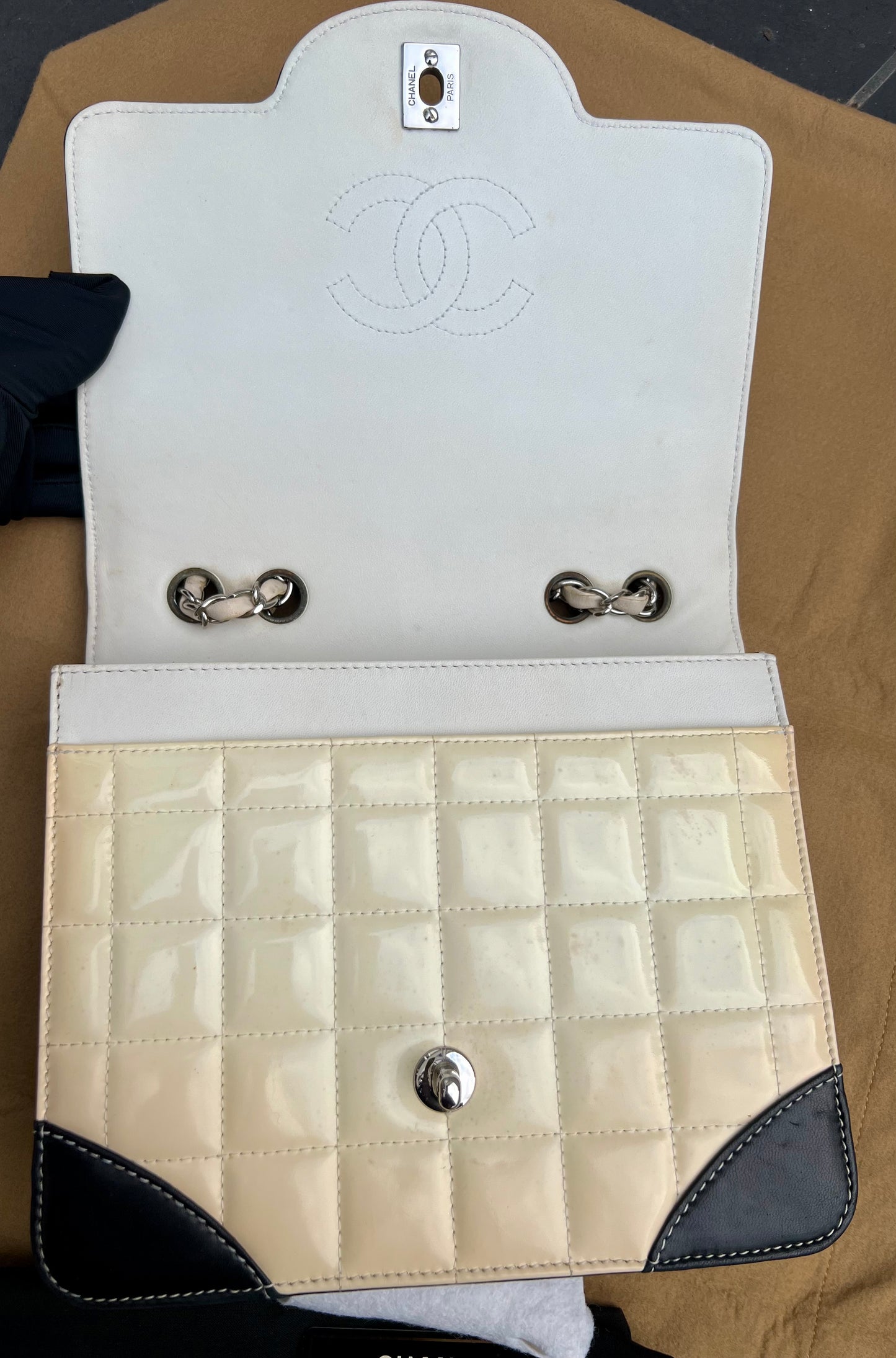 Pre-loved Chanel Patent Leather Shoulder Bag