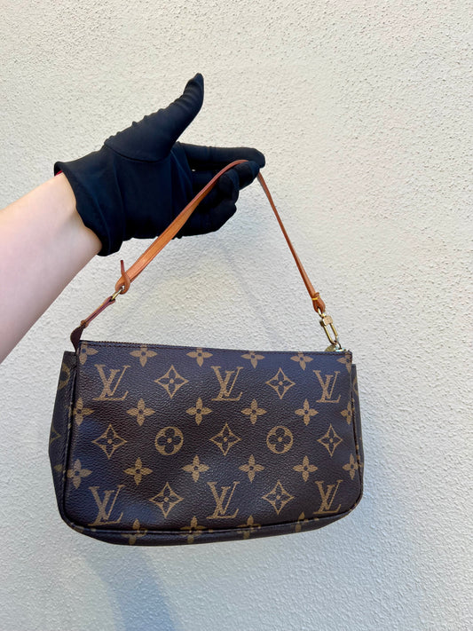 Pre-loved Authentic Louis Vuitton Pochette Accessoire Handbag 1998