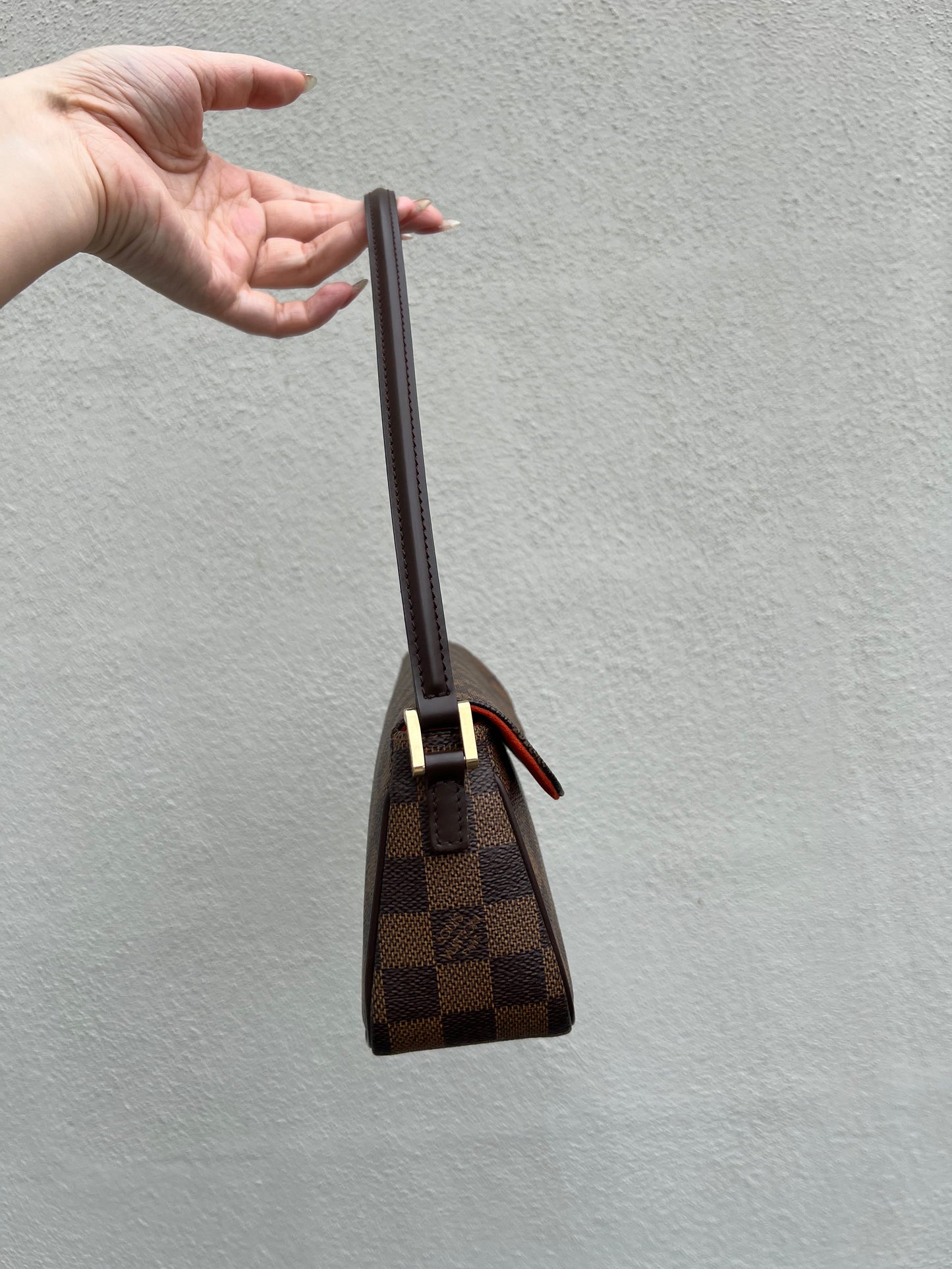 Pre-loved Louis Vuitton
Damier Ebène Recoleta Shoulder Bag 2004