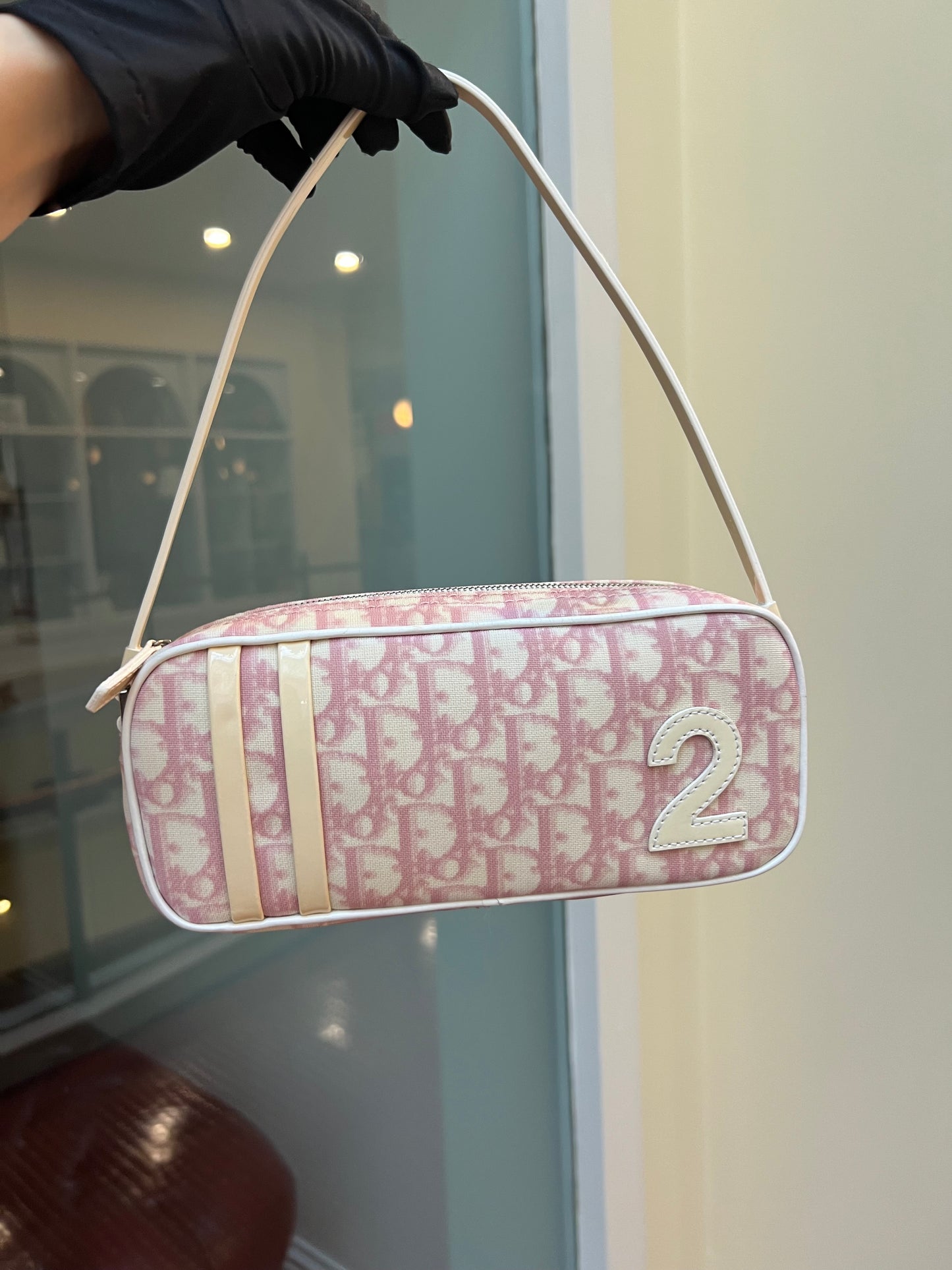 Pre-loved Christian Dior Sacs
A Main Trotter Toile Monogramme Oblique Pochette 2004