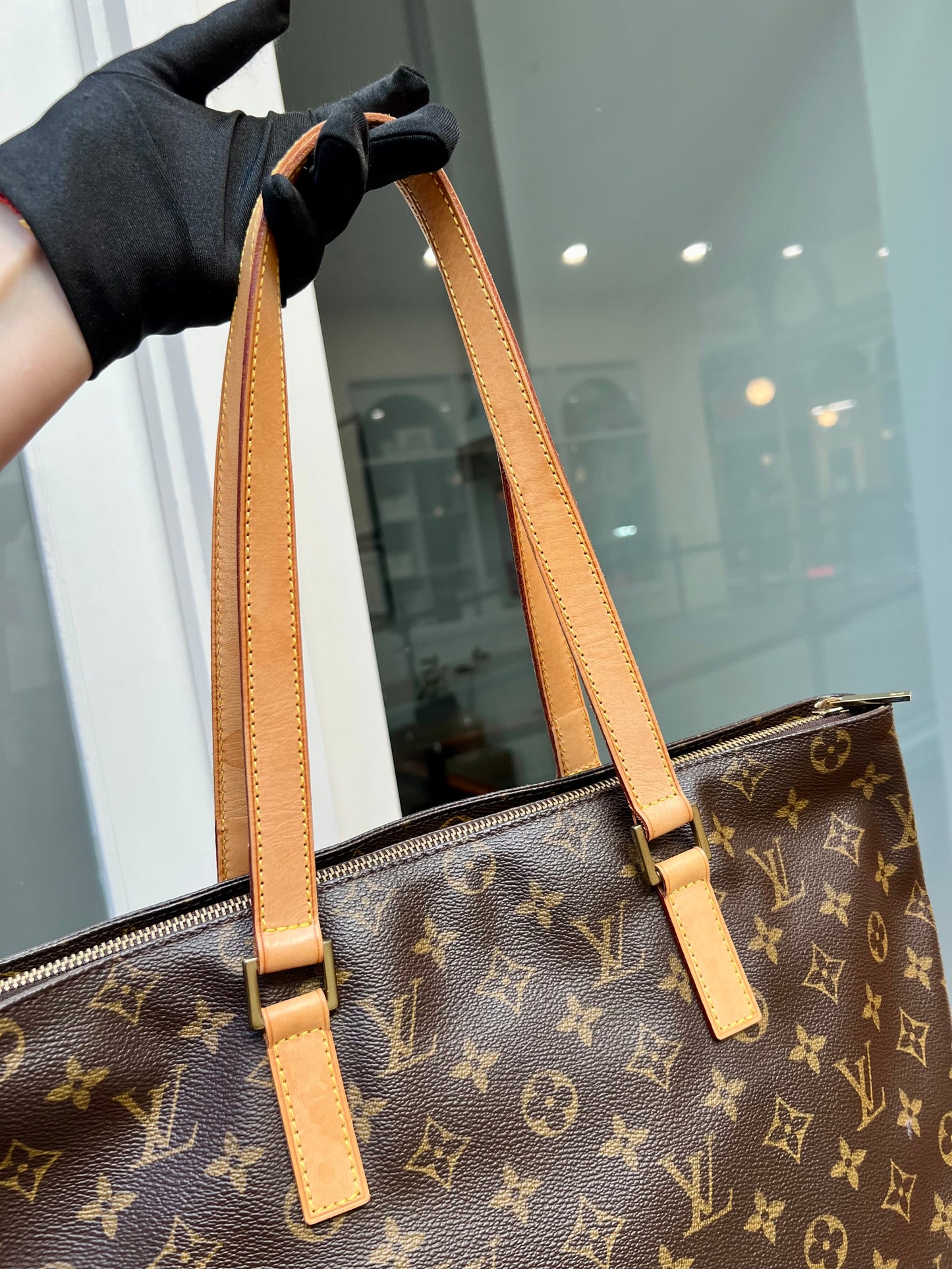 Pre-loved Louis Vuitton
Kabamezo Cabas Mezzo Tote Bag 2002 monogram
