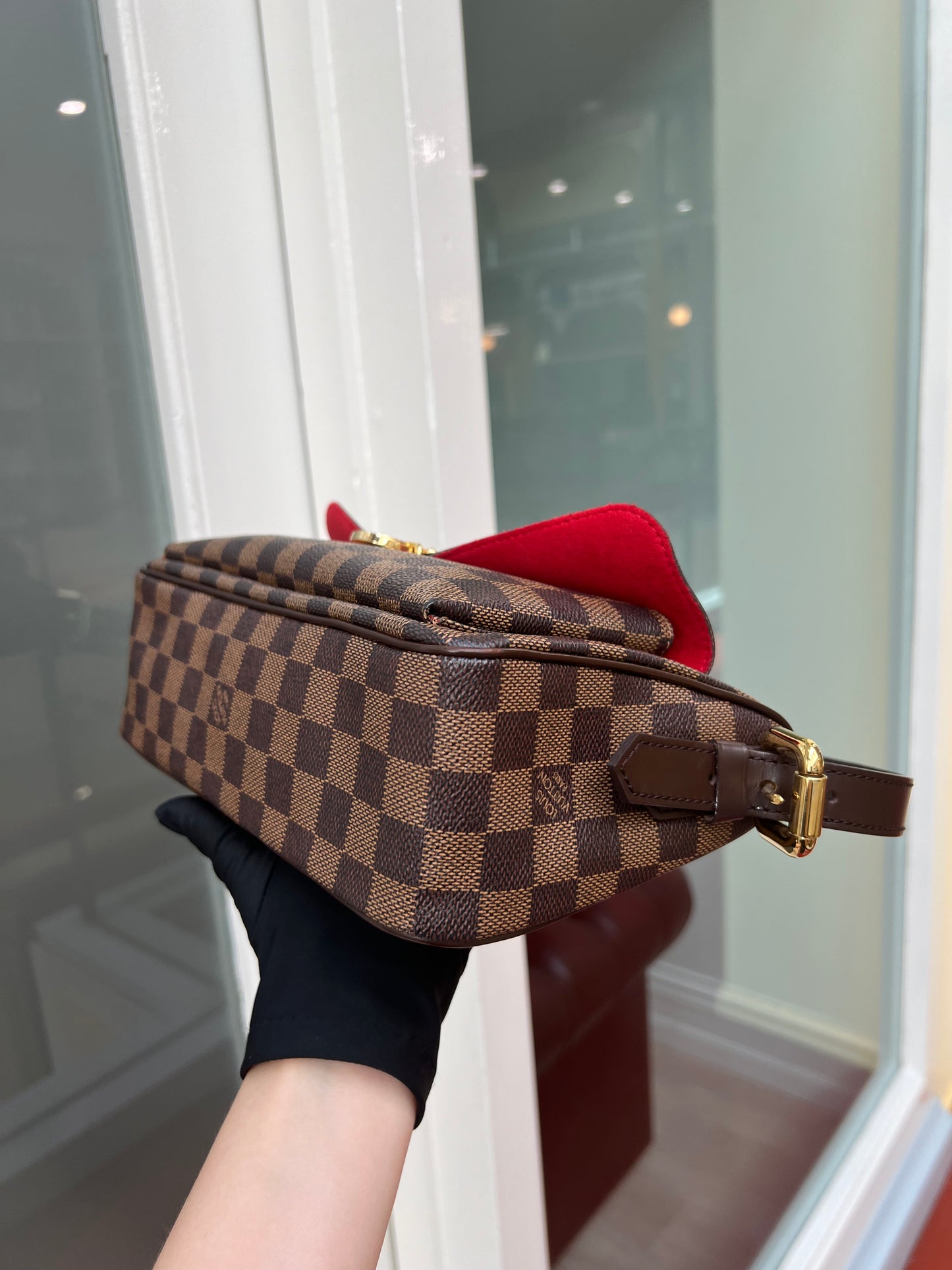 Pre-loved Louis Vuitton Ravello Leather shoulderbag 2005