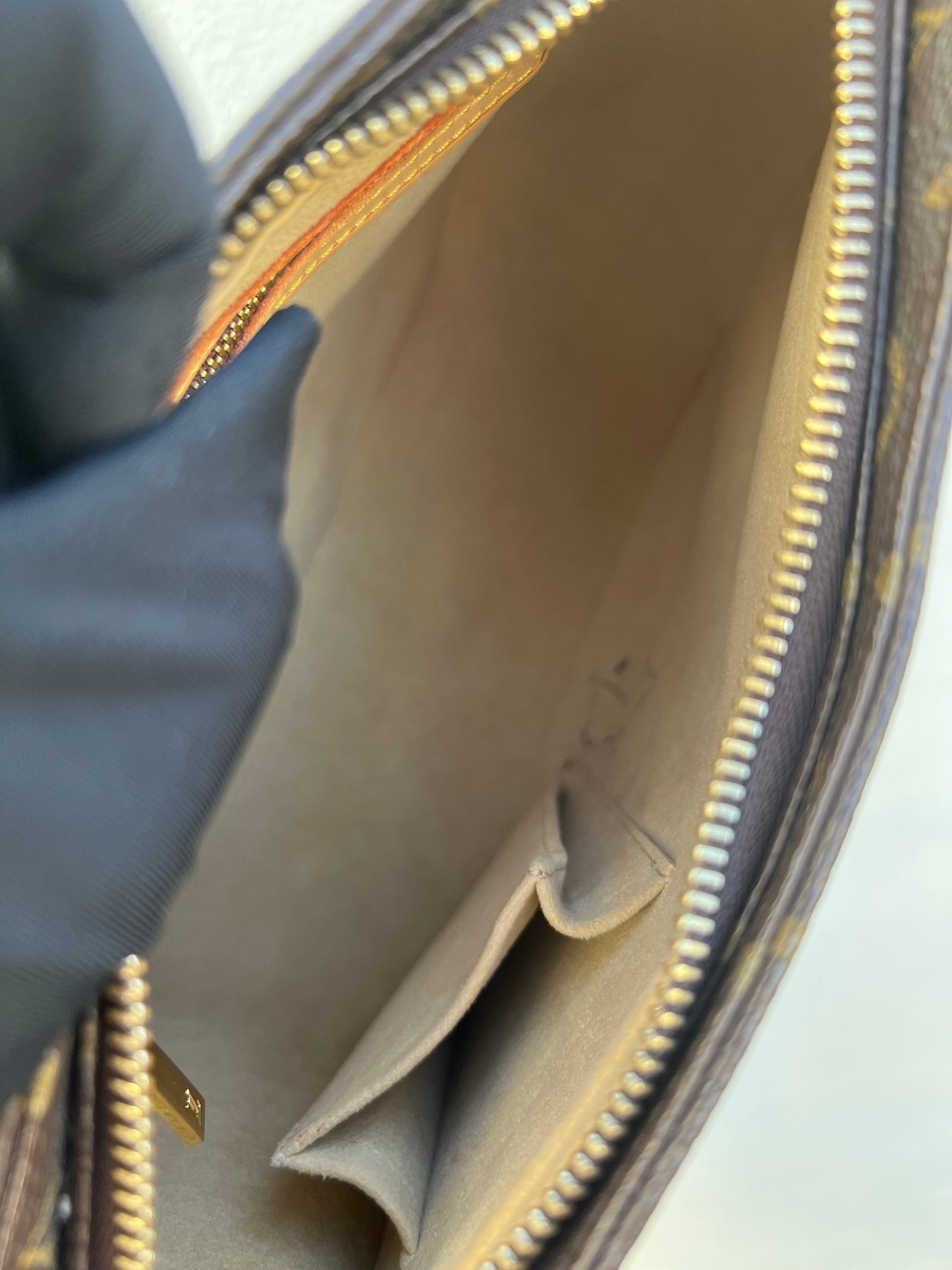 Pre-loved Louis Vuitton Looping Leather Handbag Monogram 2003