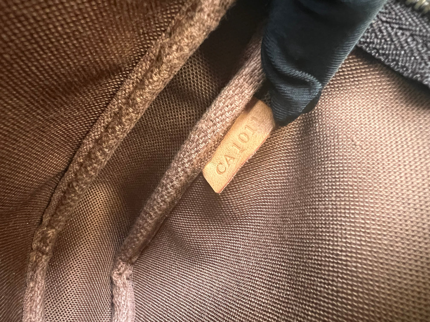 Pre-loved Authentic Louis Vuitton Pochette Accessoire Handbag