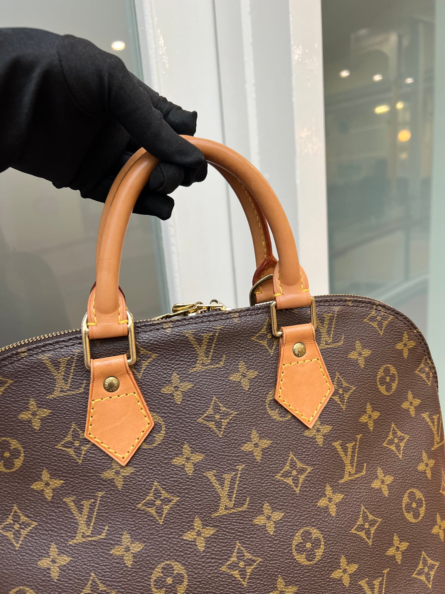 Pre-loved Louis Vuitton Alam Leather Handbag PM 32cm 1995