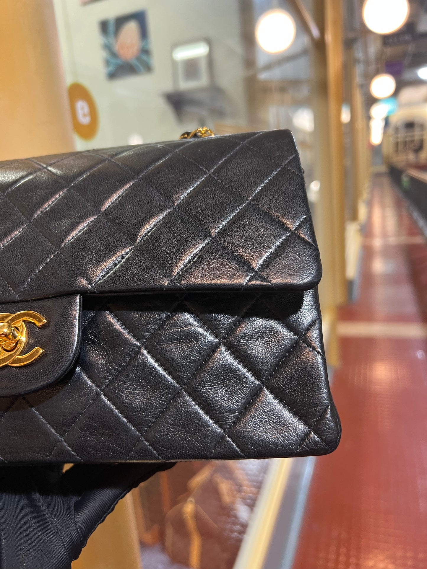 Pre-loved Chanel Vintage Classic Flat Leather Medium crossbody Bag 25cm Black