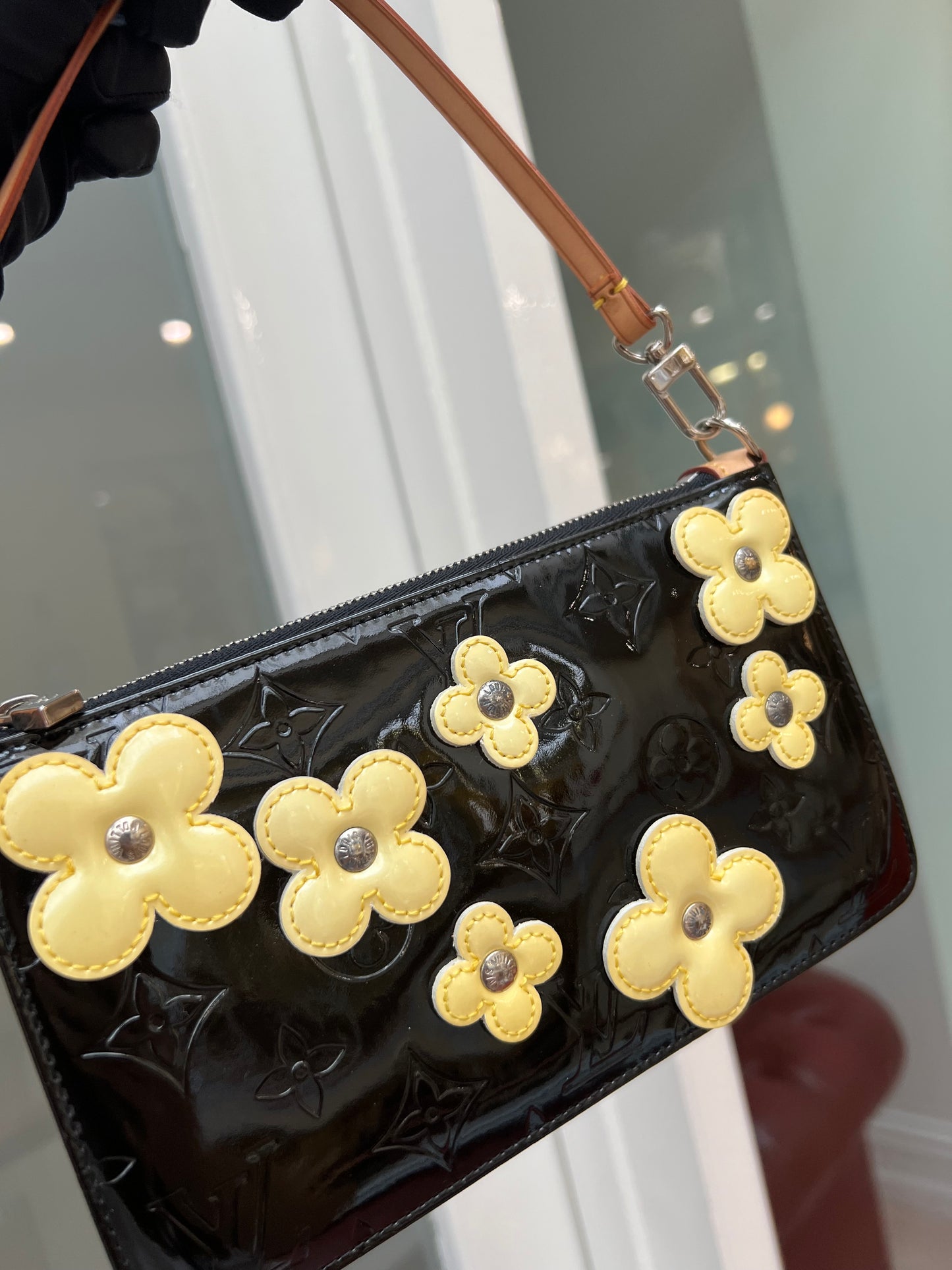 Pre-loved Louis Vuitton Lexington Fleurs' pochette Accessoire Patent Leather Handbag Flowers