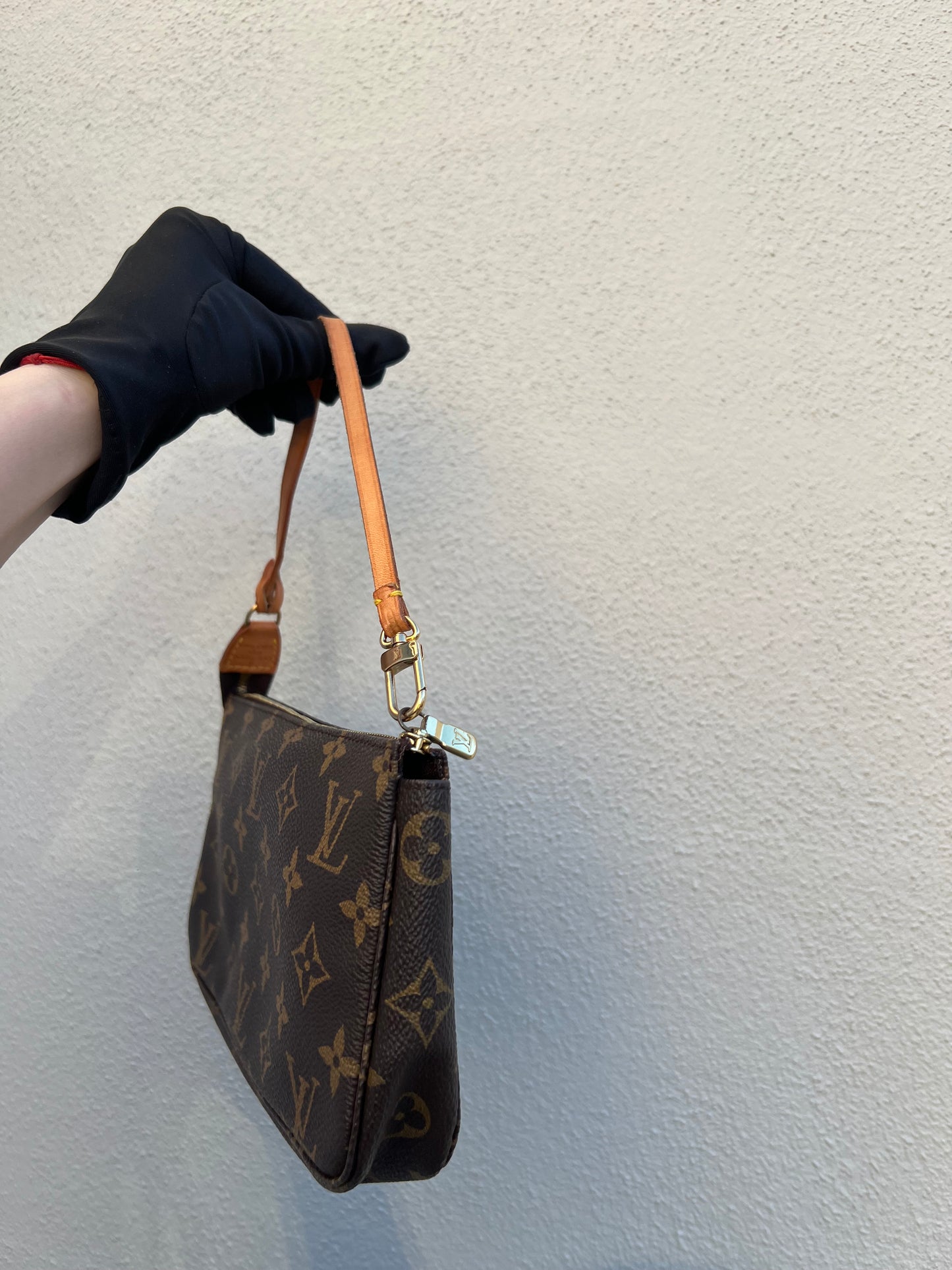 Pre-loved Authentic Louis Vuitton Pochette Accessoire Handbag 1998