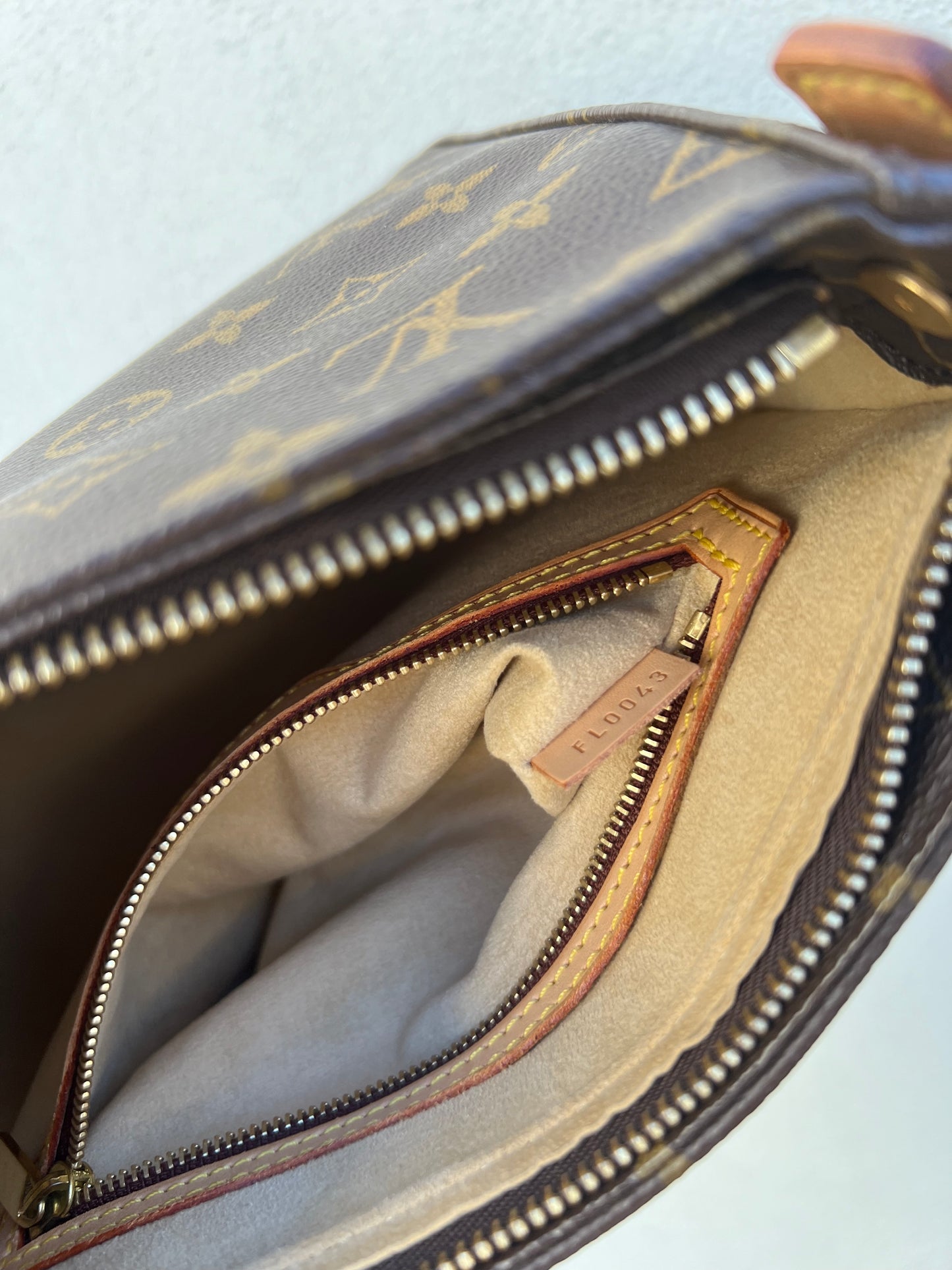 Pre-loved Louis Vuitton Looping Leather Handbag Monogram 2003